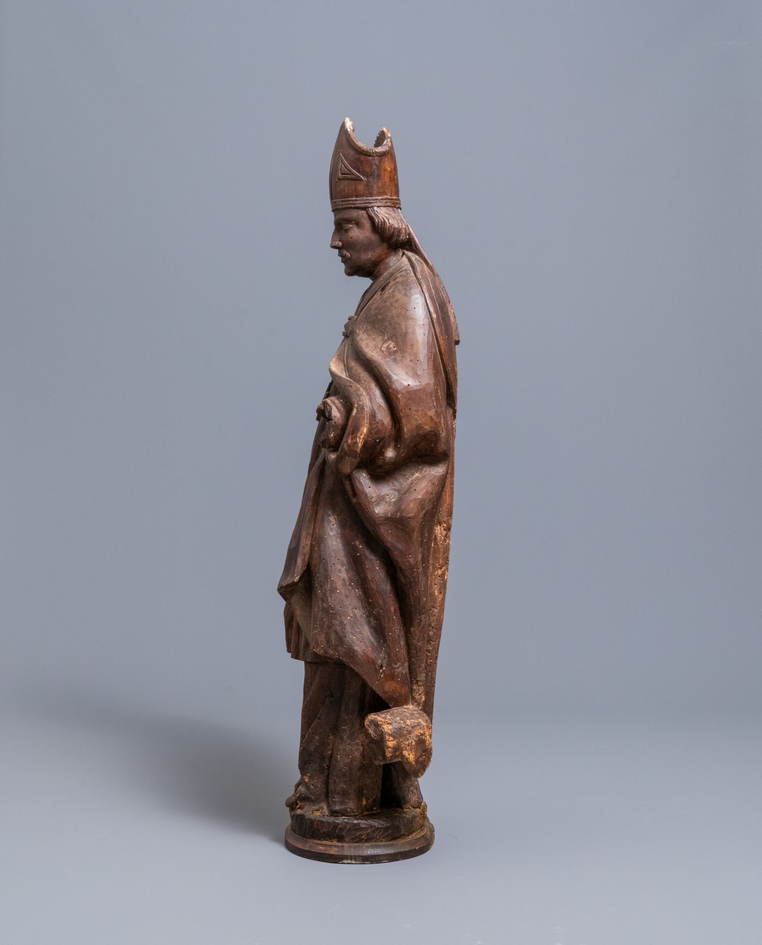 A large limewood figure of a bishop, 18th C. - Image 6 of 7