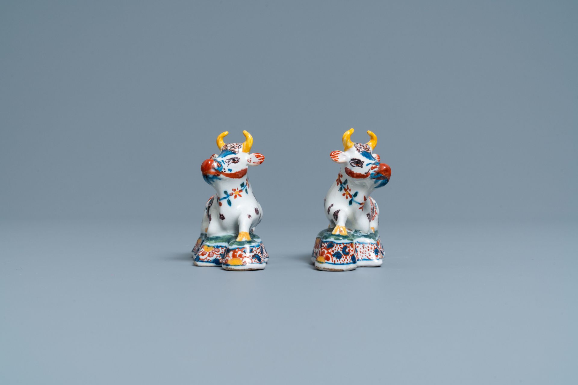 A pair of polychrome Dutch Delft models of cows, 18th C. - Bild 5 aus 14