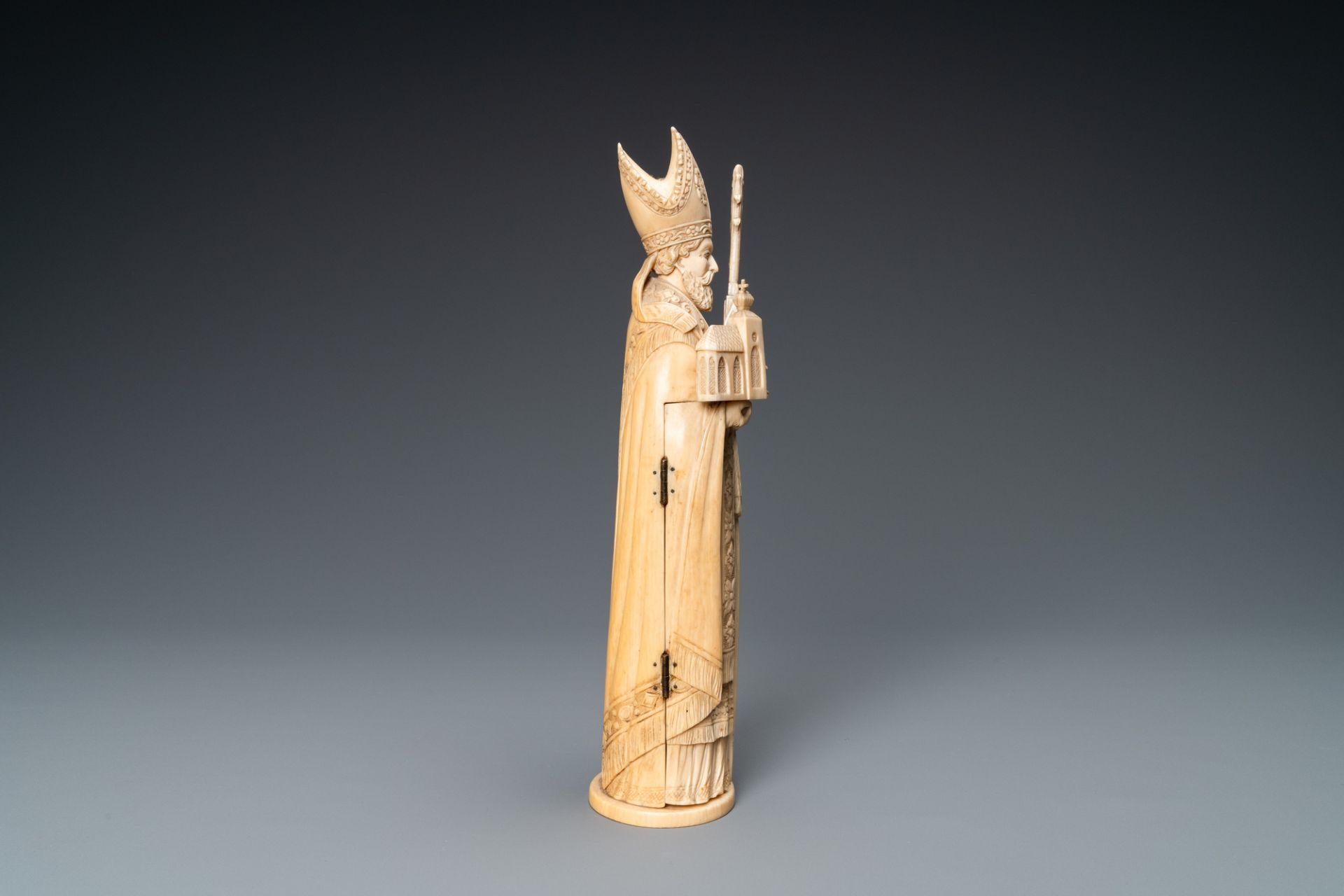 An ivory triptych figure depicting a bishop, Dieppe, France, 19th C. - Image 7 of 9