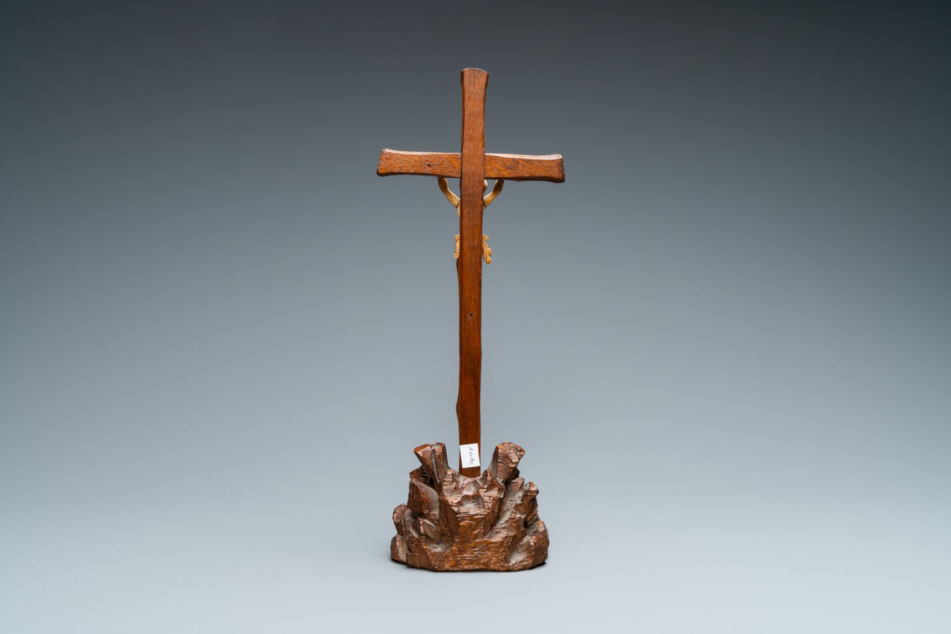 An ivory Corpus Christi on naturalistically carved wooden crucifix, probably France, 17/18th C. - Image 4 of 6