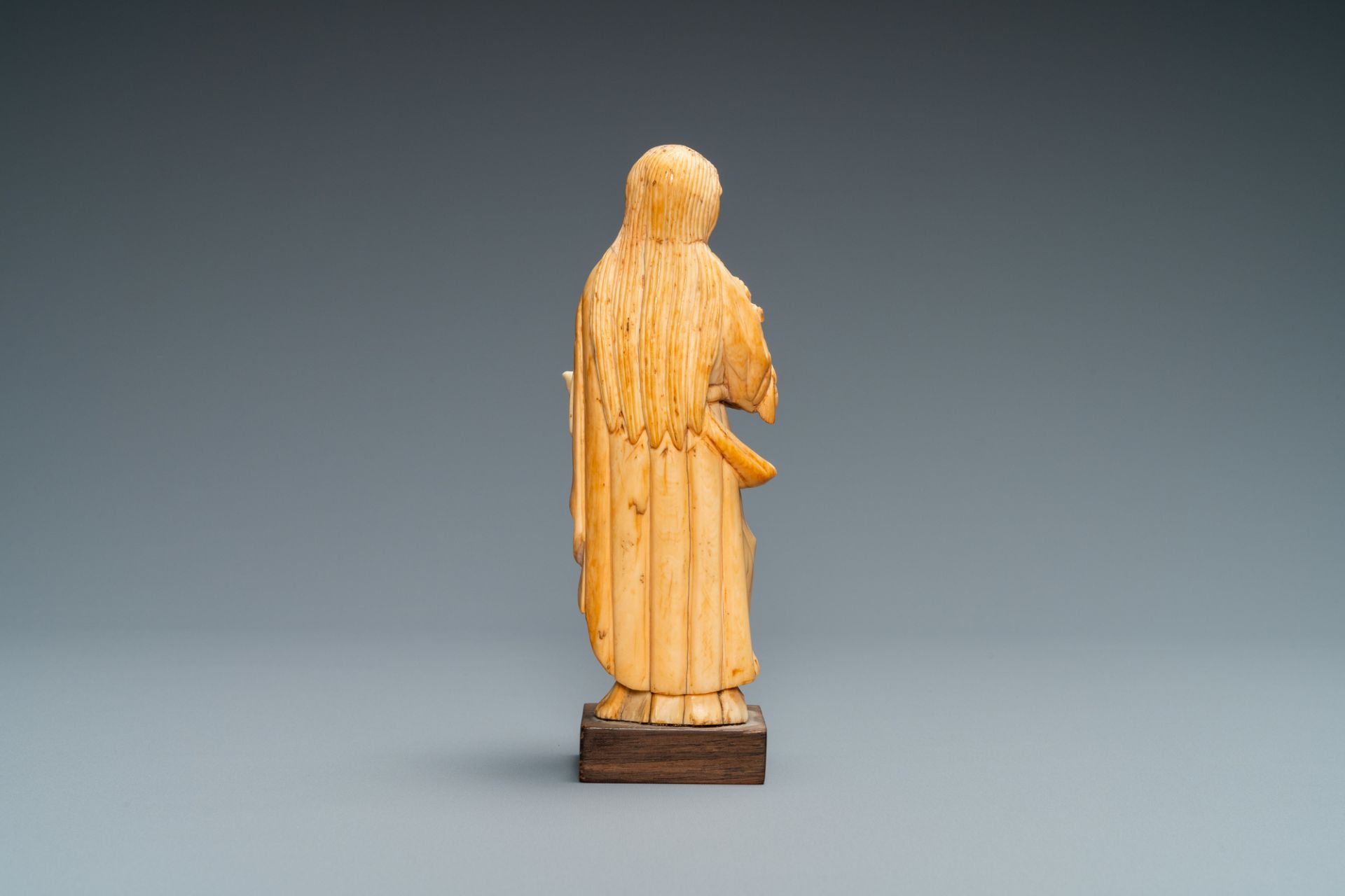 An Indo-Portuguese ivory figure of Mary Magdalen with an ointment jar, probably Goa, 17/18th C. - Image 5 of 7