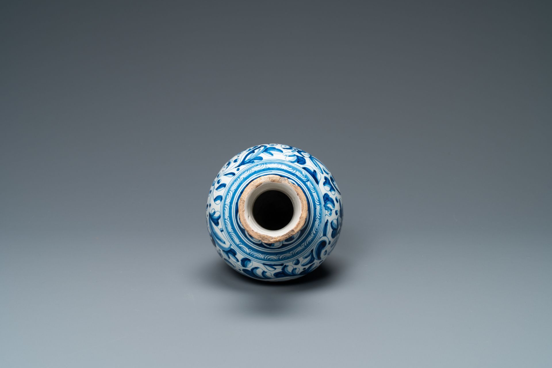 A blue and white Antwerp maiolica 'a foglie' pharmacy bottle, 2nd half 16th C. - Image 5 of 6