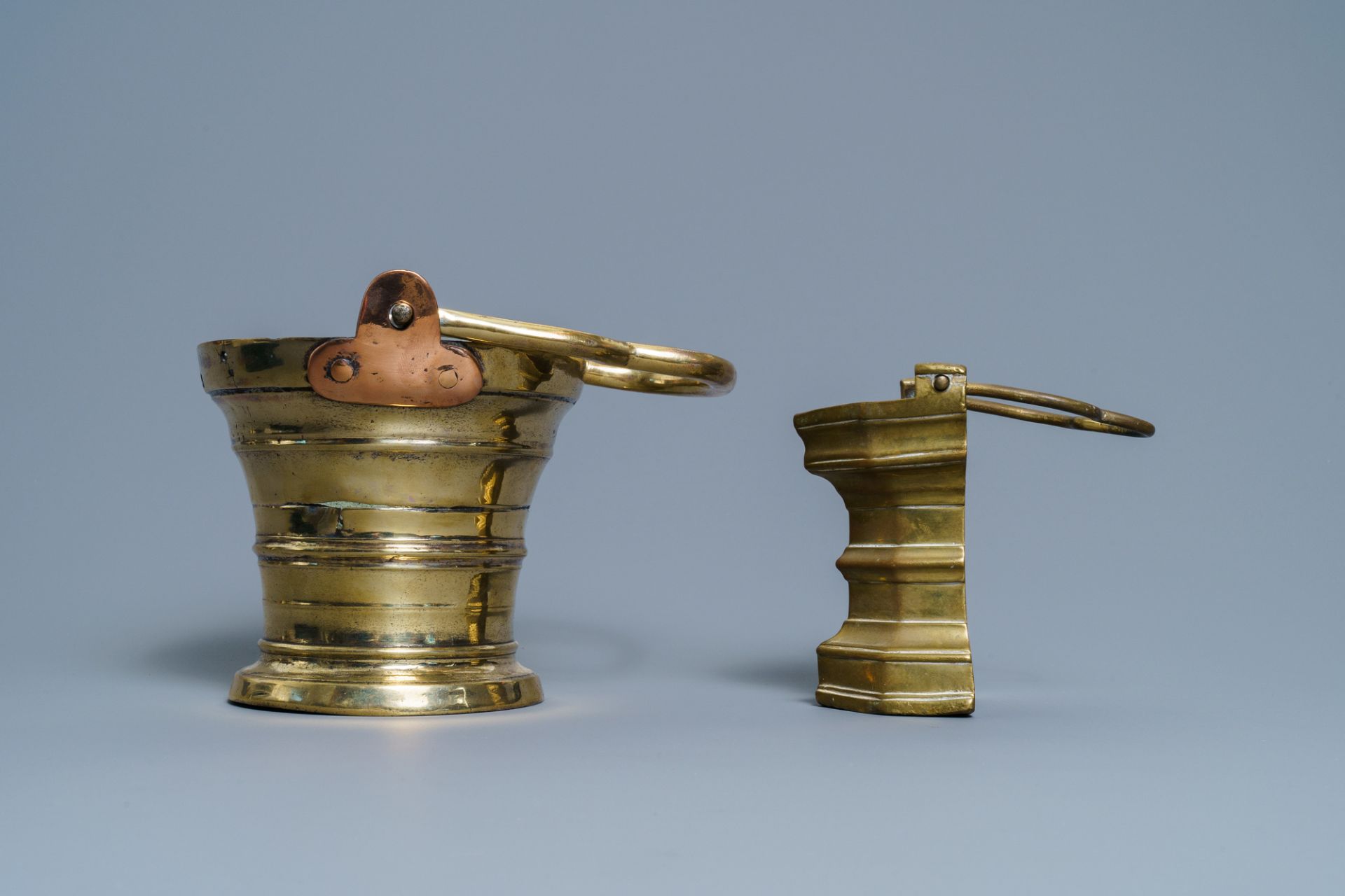 Two Flemish bronze holy water buckets, 1st half 16th C. - Bild 5 aus 7