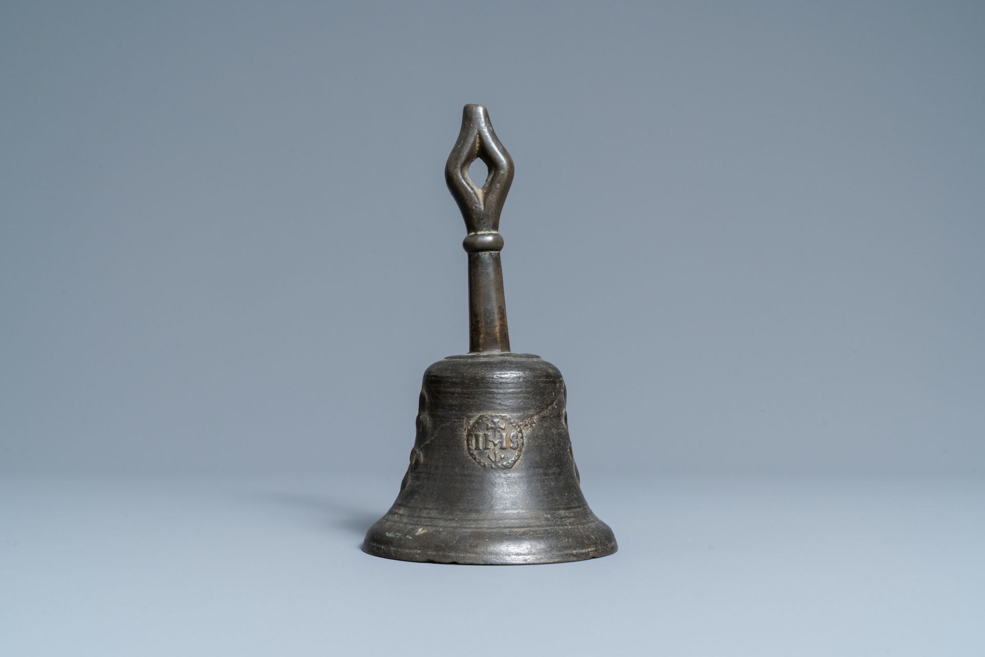 A bronze bell with applied fleur-de-lis and an IHS medallion, France, 16th C. - Image 4 of 7