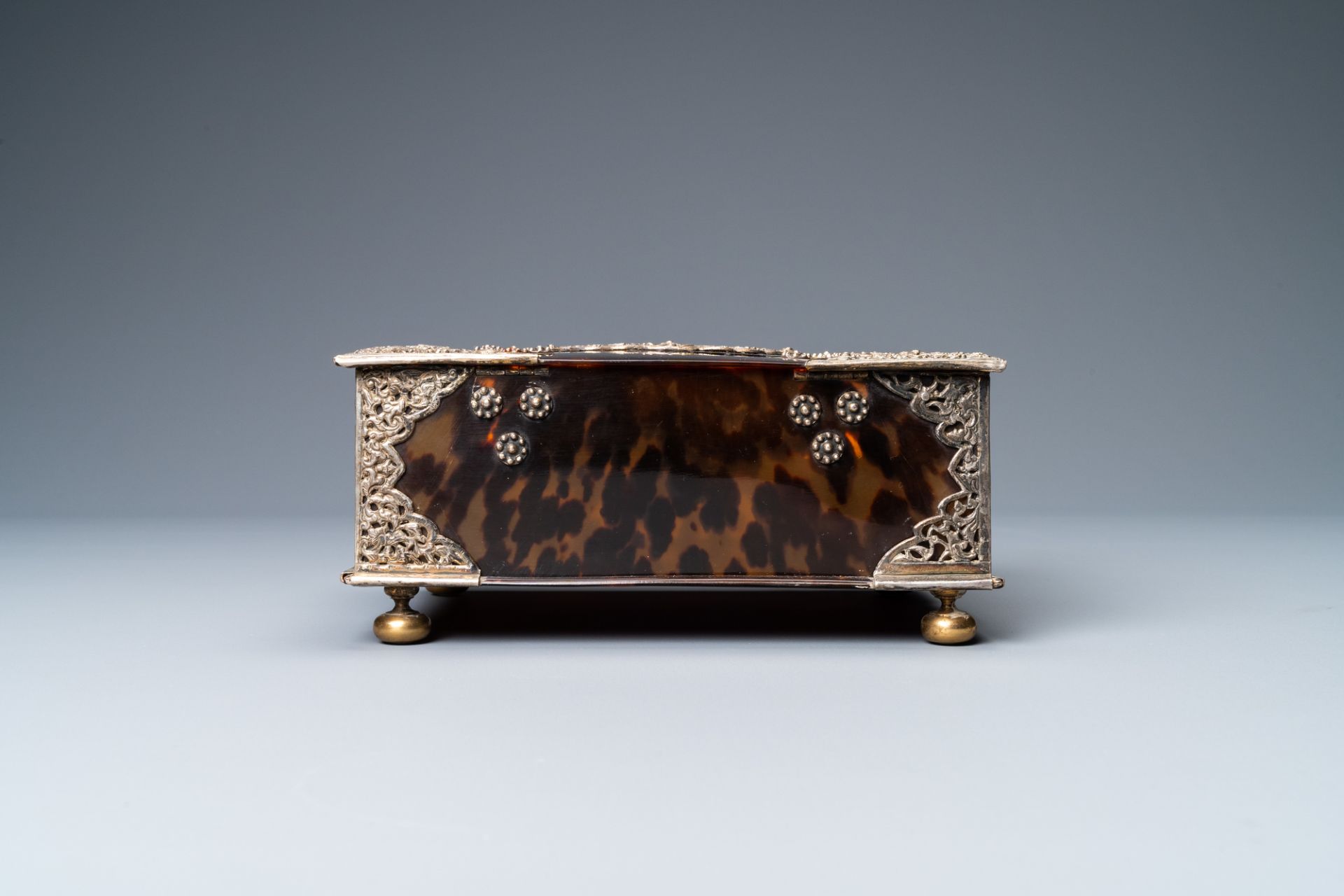 A Dutch colonial silver-mounted tortoise shell sirih casket, ca. 1700 - Image 7 of 10