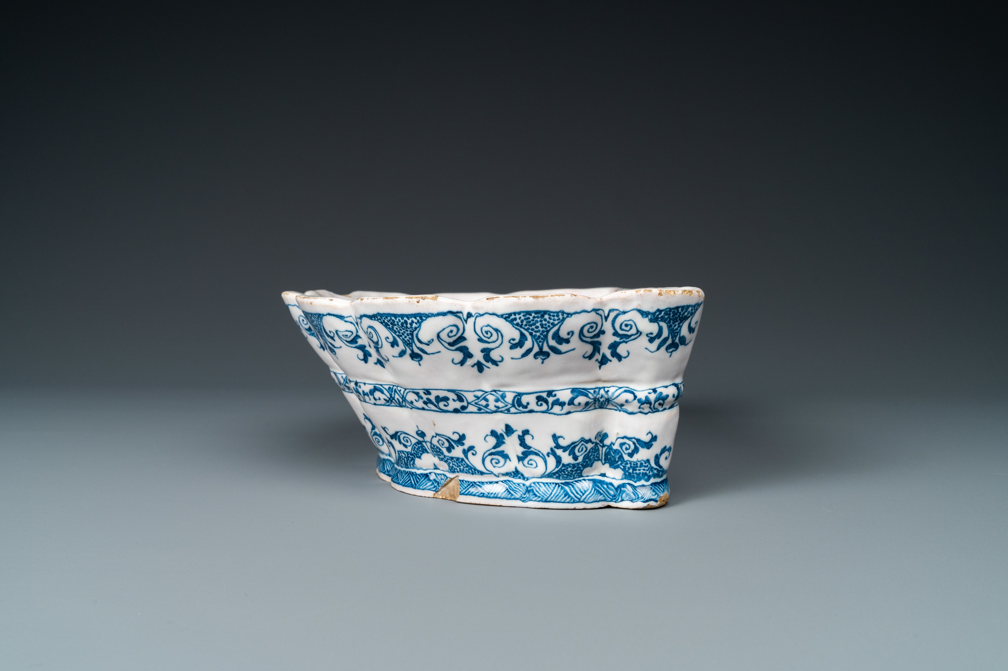 A blue and white Moustiers faience flower holder, France, 18th C. - Image 4 of 8