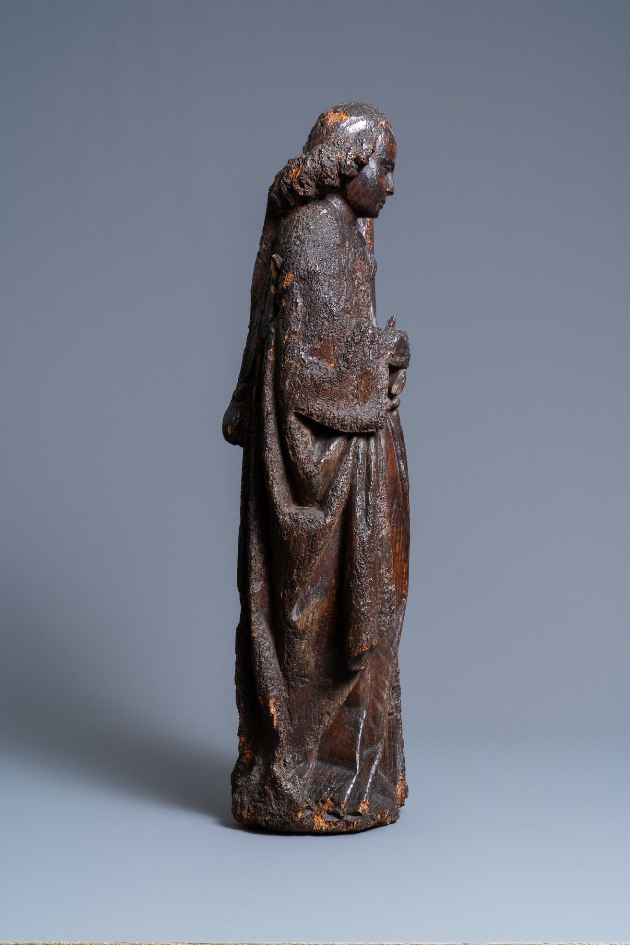 An oak figure of an angel holding the Instruments of the Passion, Brabant region, Southern Netherlan - Image 4 of 8