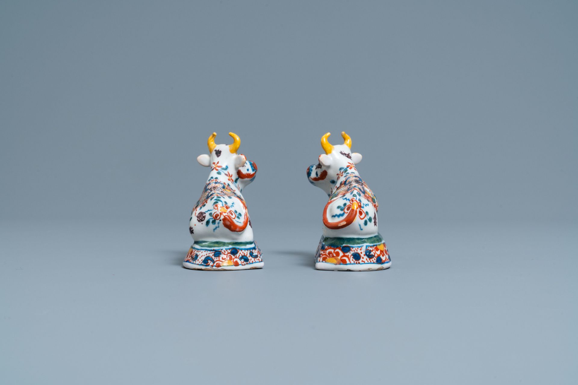 A pair of polychrome Dutch Delft models of cows, 18th C. - Bild 9 aus 14