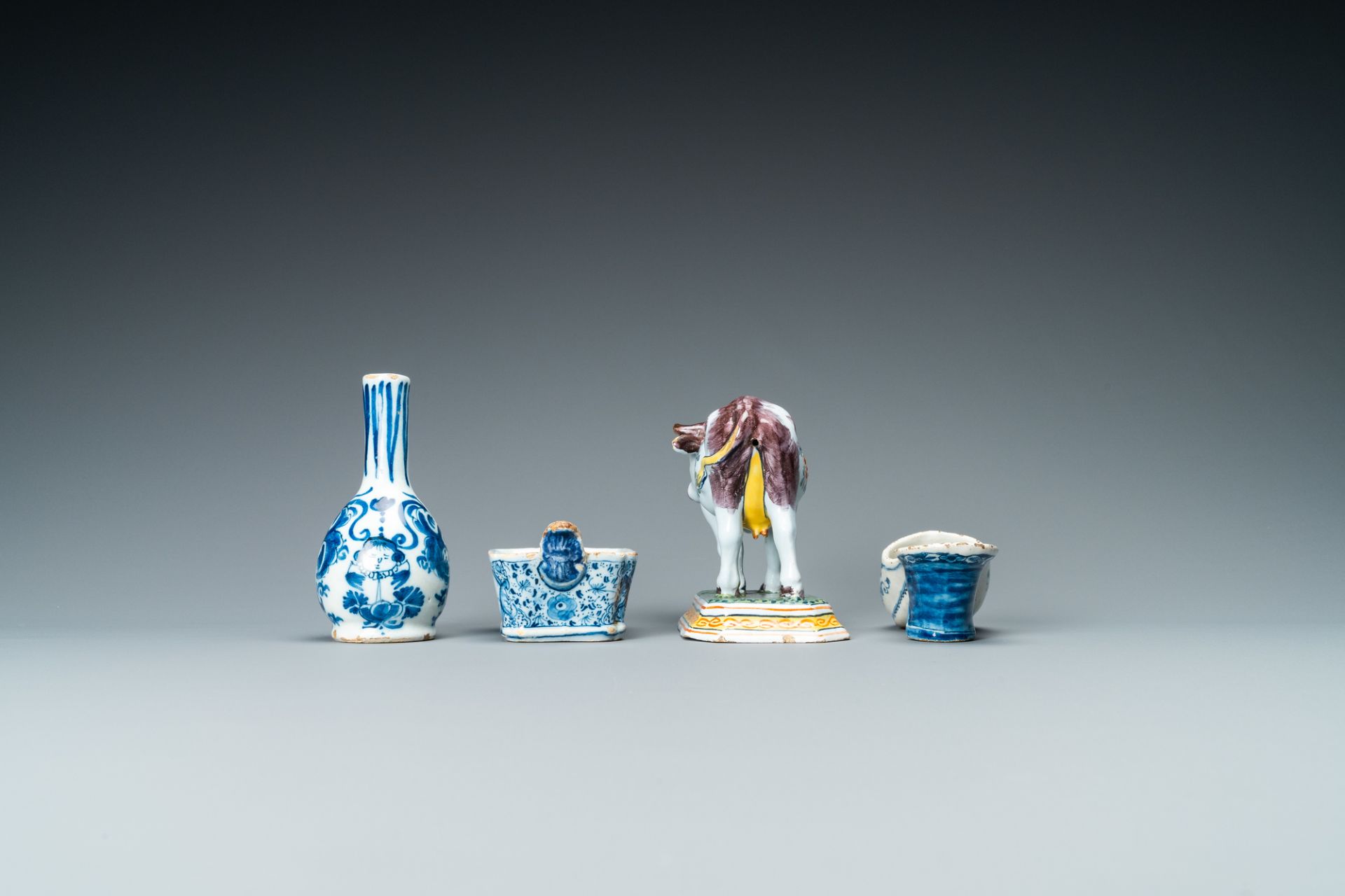 A varied collection of blue and white and polychrome Delftware, 18/19th C. - Bild 4 aus 14