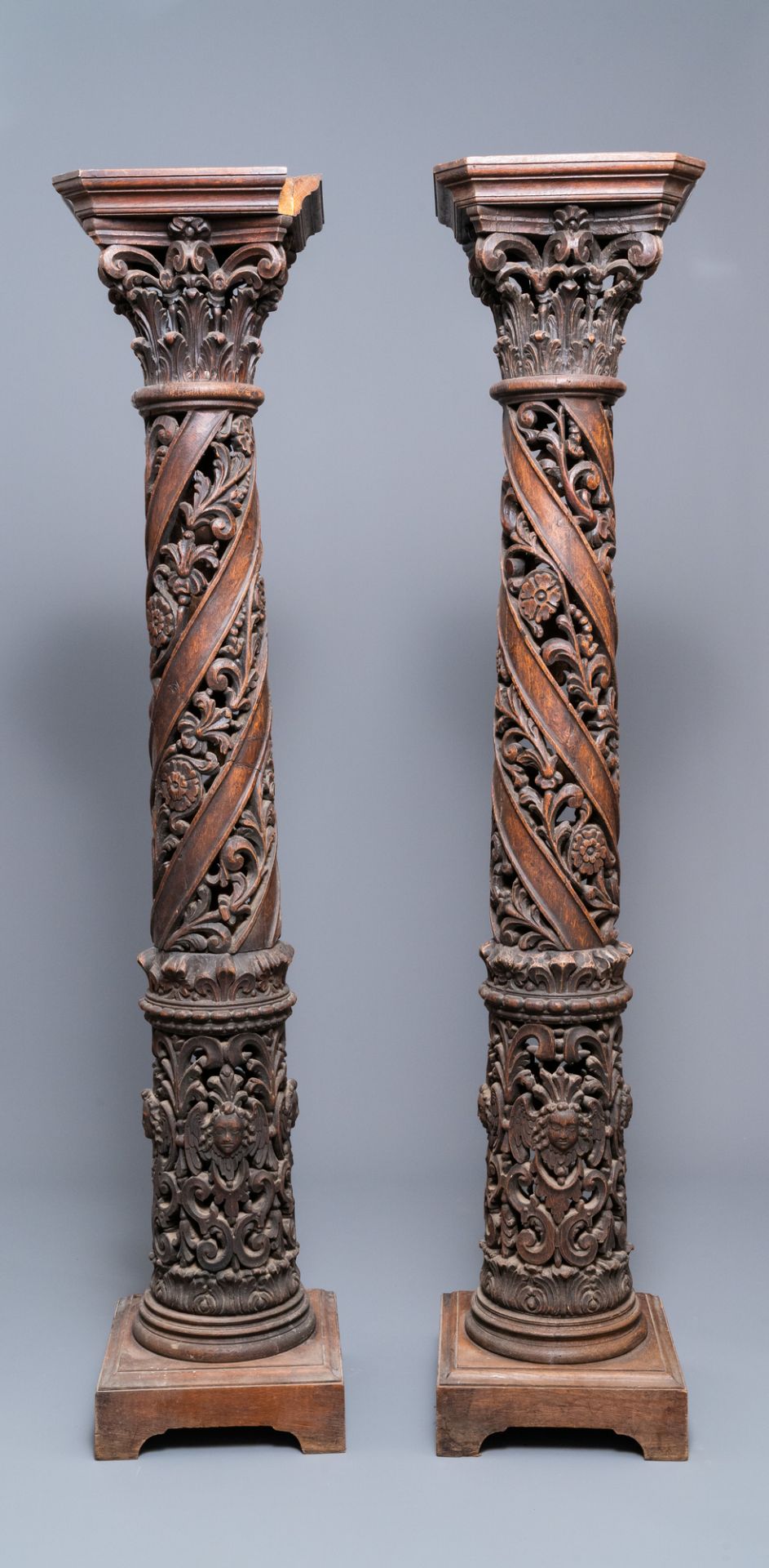 A pair of reticulated carved oak Corinthian columns with cherub heads and vines, 17th C. - Bild 4 aus 7