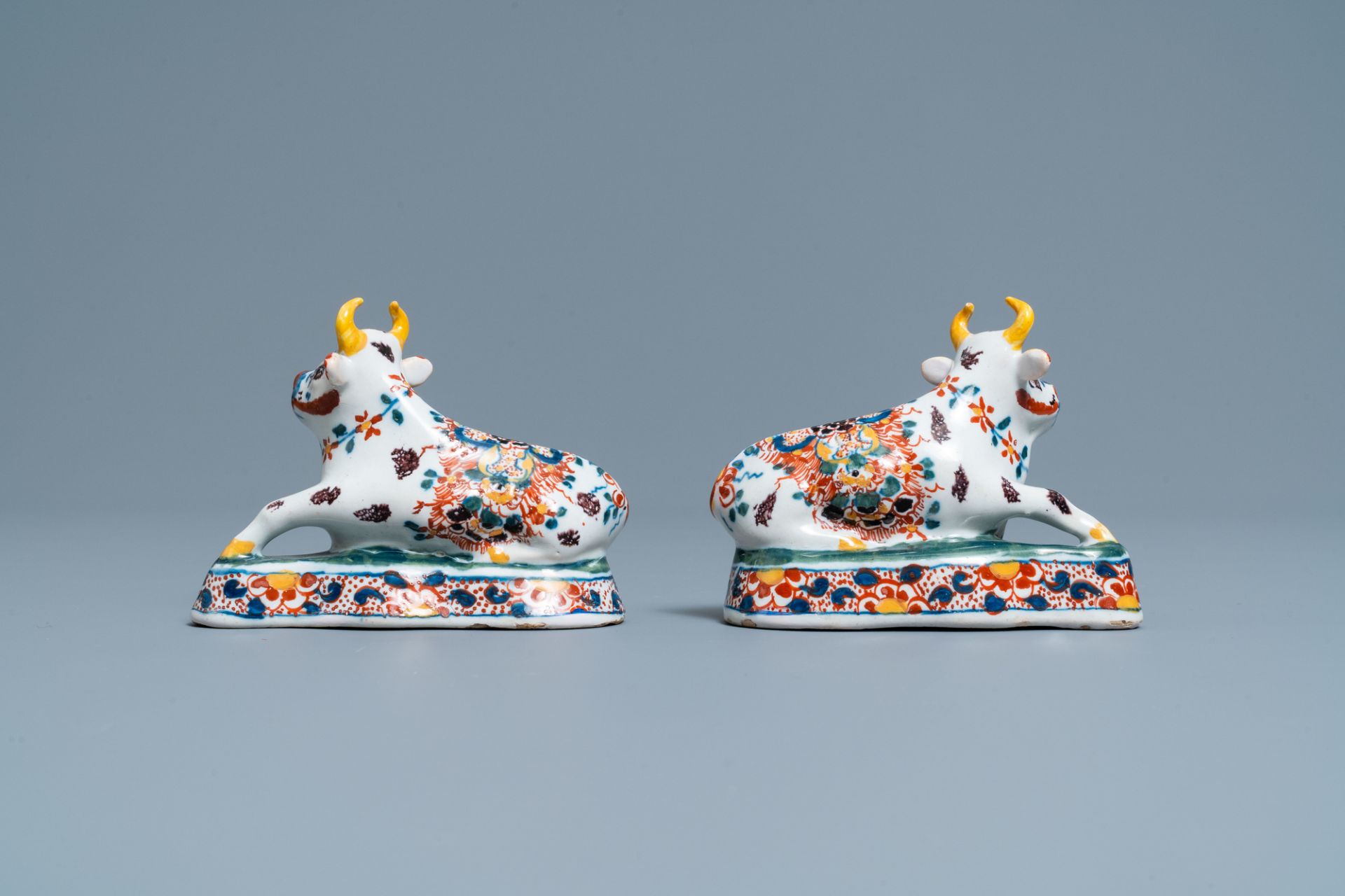 A pair of polychrome Dutch Delft models of cows, 18th C. - Bild 8 aus 14