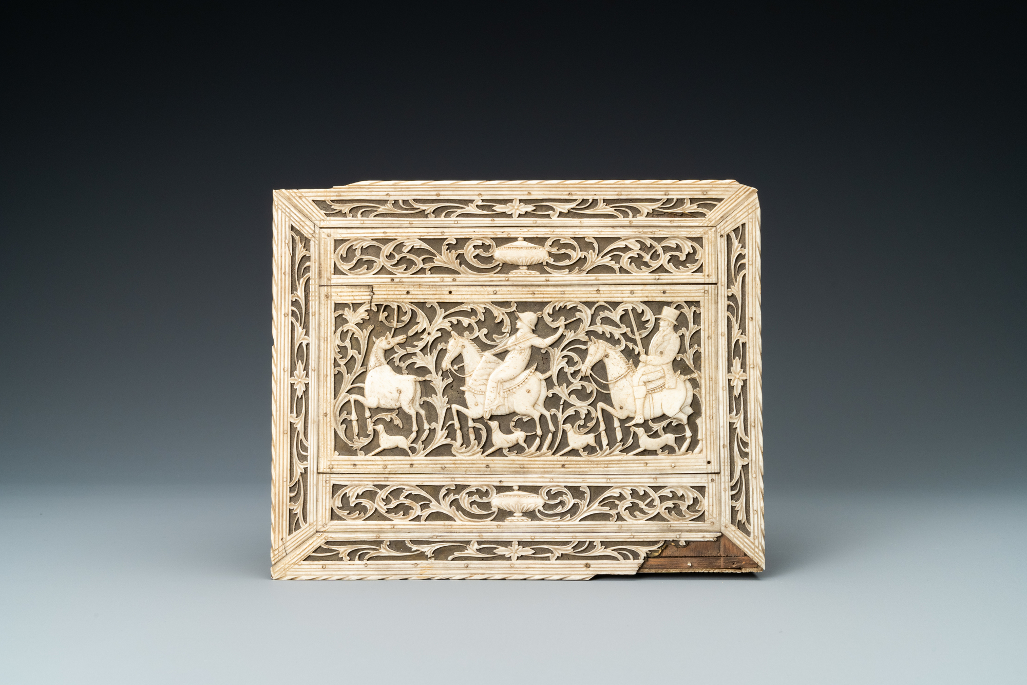 A reticulated bone and wood hunting scene box, Arkhangelsk, Kholmogory, Russia, 18th C. - Image 4 of 9