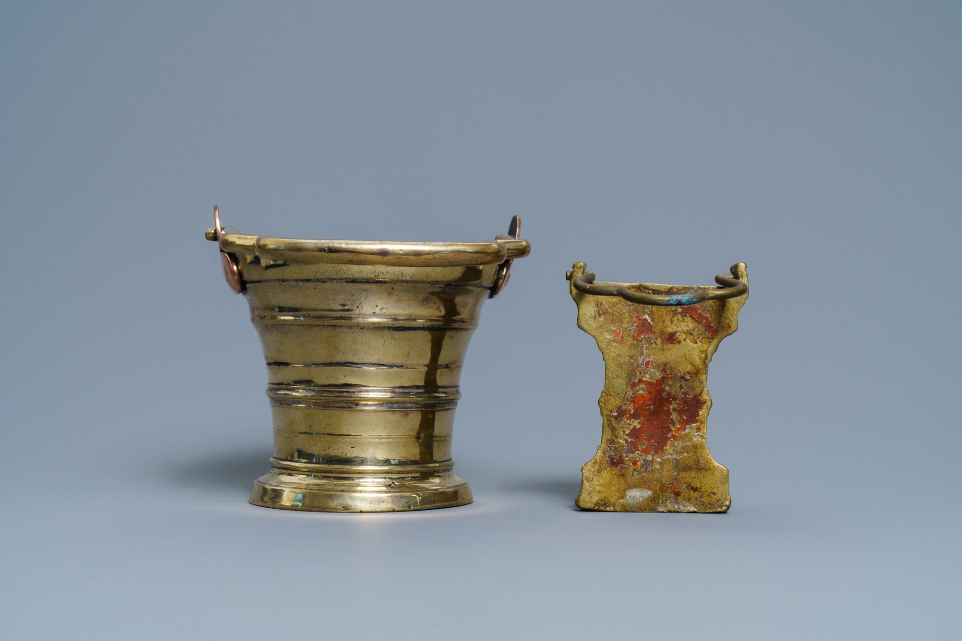 Two Flemish bronze holy water buckets, 1st half 16th C. - Bild 4 aus 7