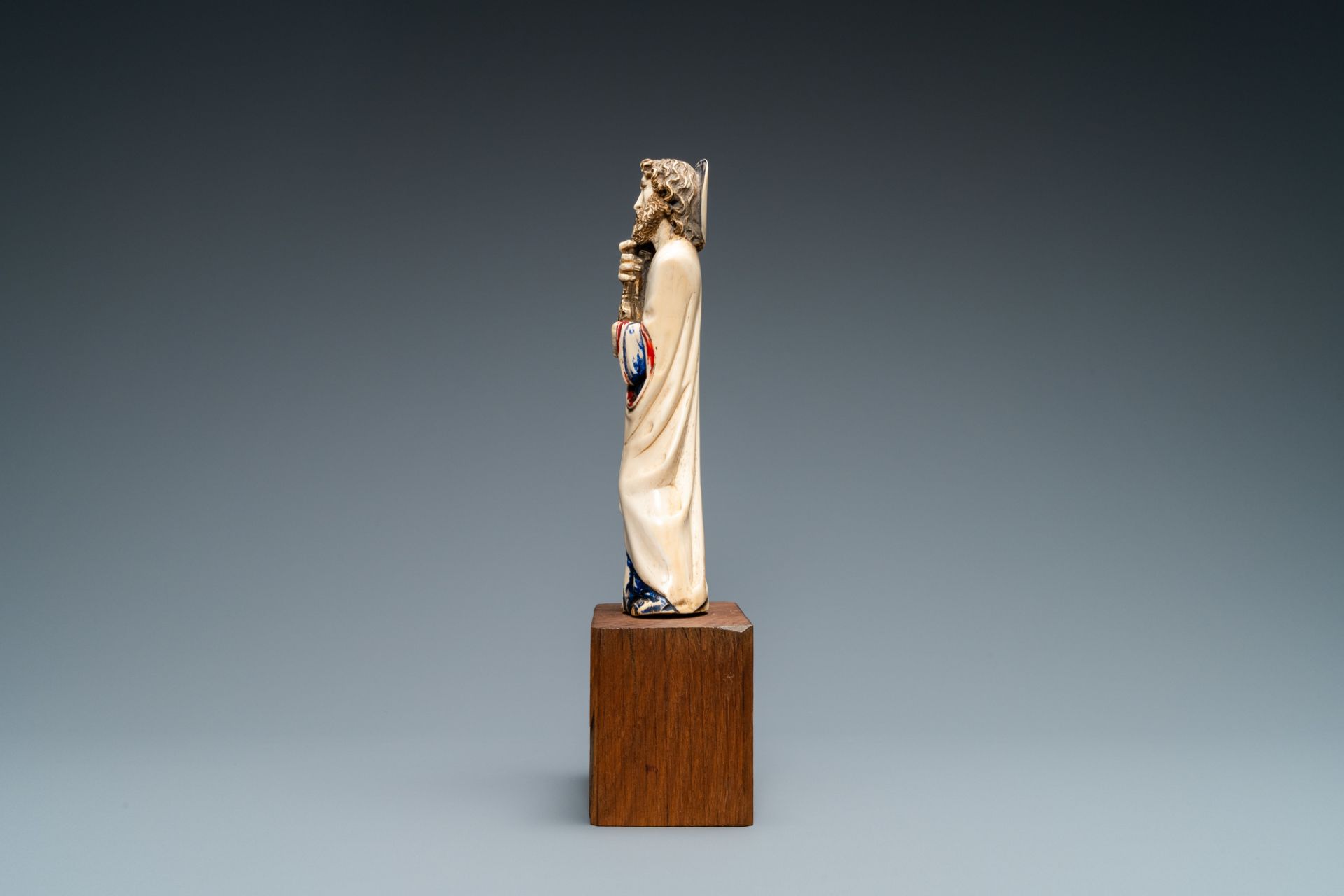 A polychromed ivory figure of Saint Peter, 19th C. - Image 3 of 7