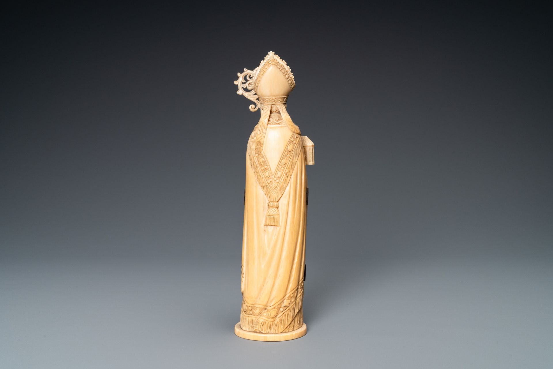 An ivory triptych figure depicting a bishop, Dieppe, France, 19th C. - Image 6 of 9