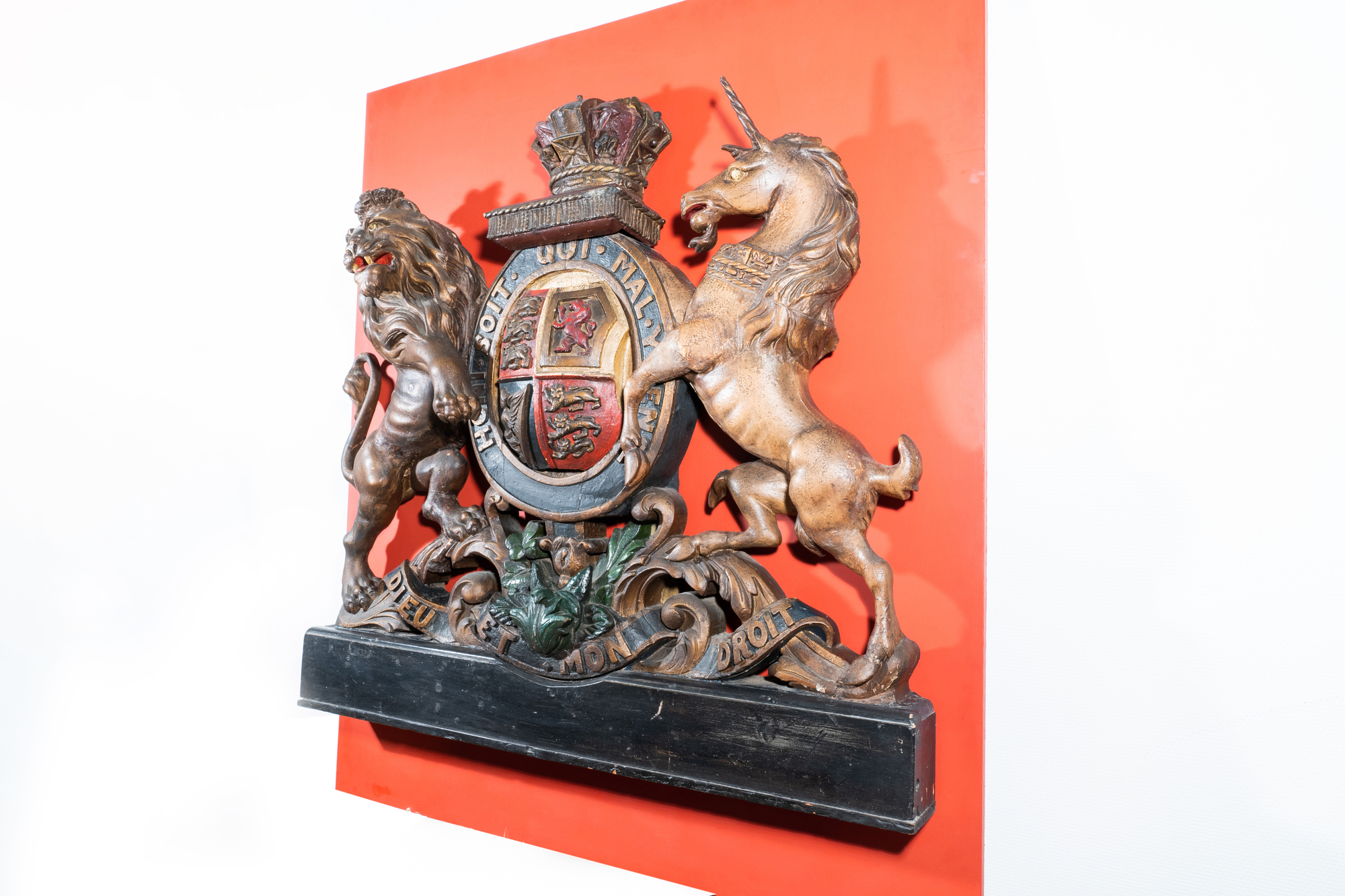 A large polychromed wooden Royal coat of arms of the United Kingdom, 19th C. - Image 11 of 16