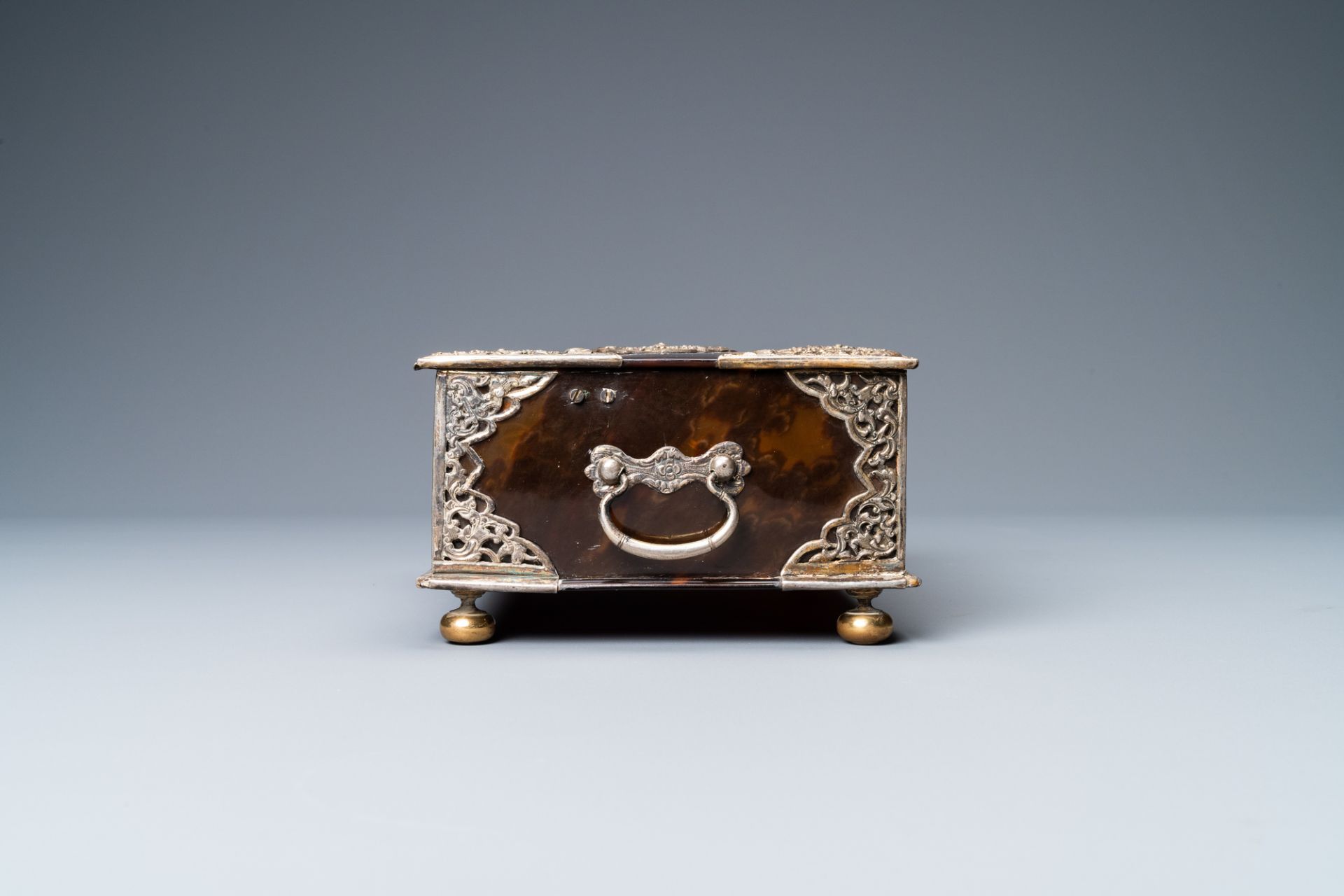 A Dutch colonial silver-mounted tortoise shell sirih casket, ca. 1700 - Image 8 of 10