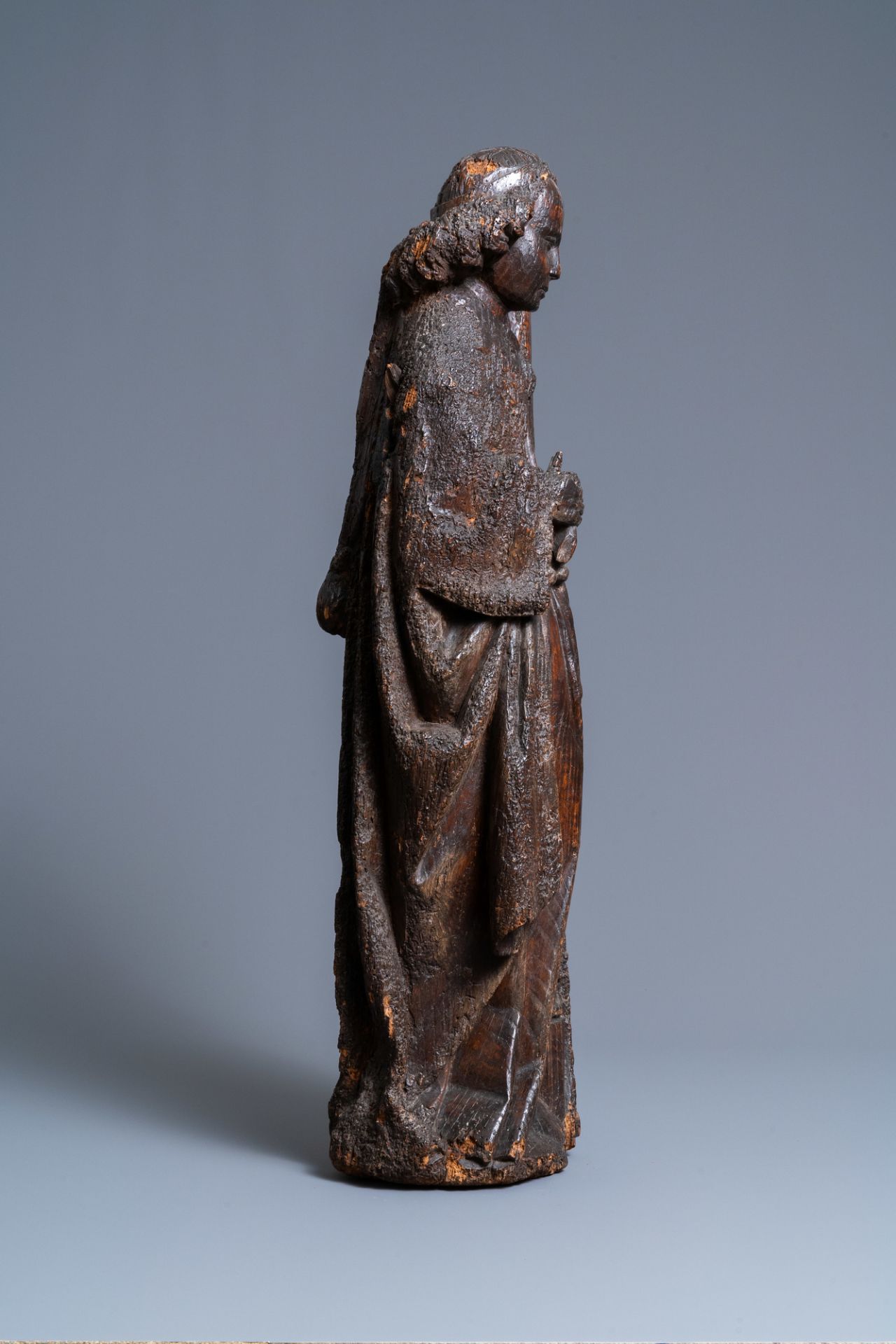 An oak figure of an angel holding the Instruments of the Passion, Brabant region, Southern Netherlan - Image 3 of 8