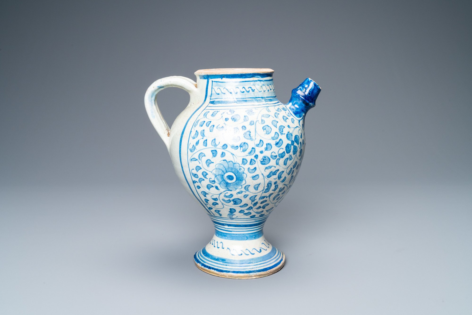 A blue and white Antwerp maiolica 'a foglie' wet drug jar, mid 16th C. - Image 4 of 15