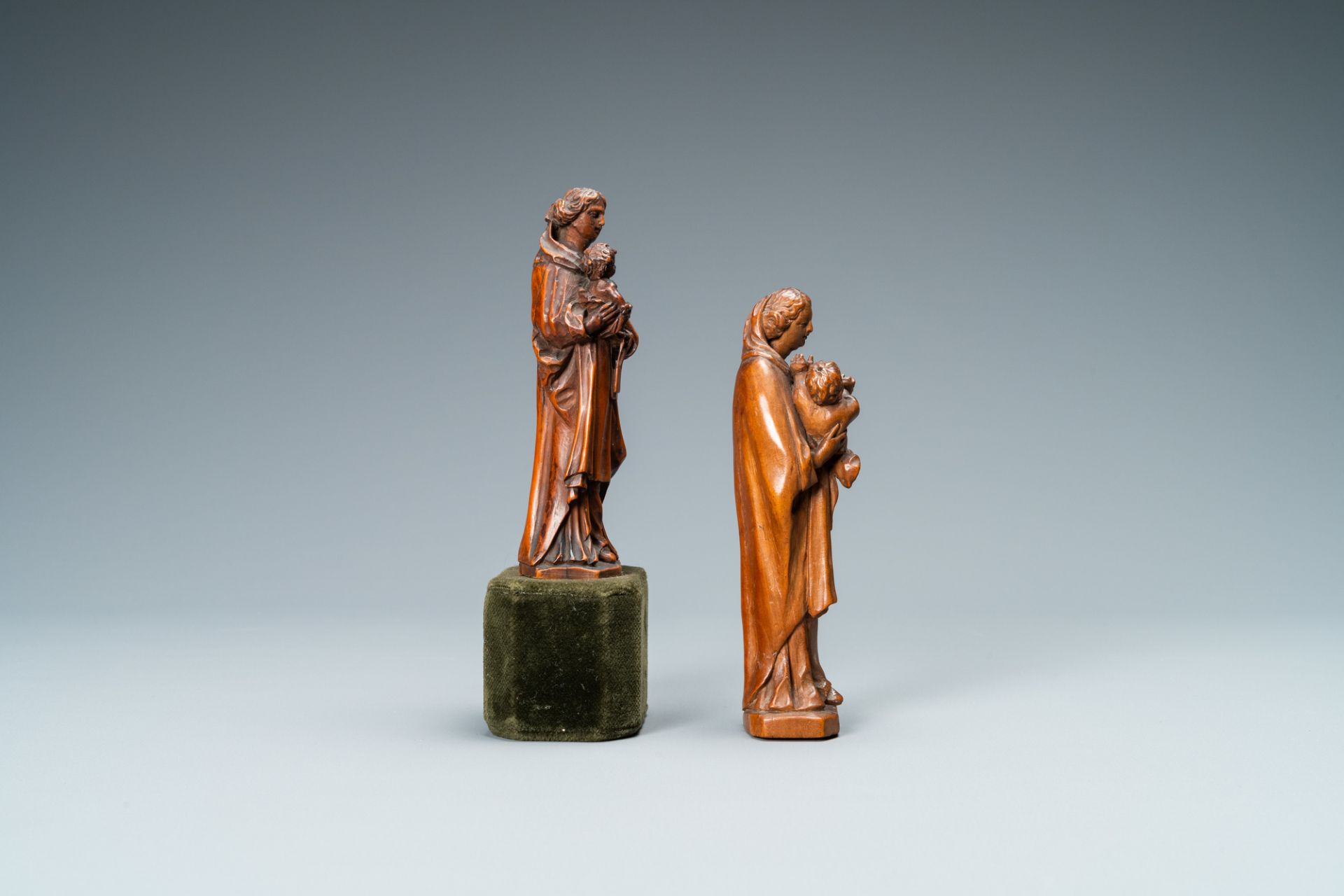 Two boxwood figures of a Madonna with child, Flanders, 17th C. - Image 5 of 7