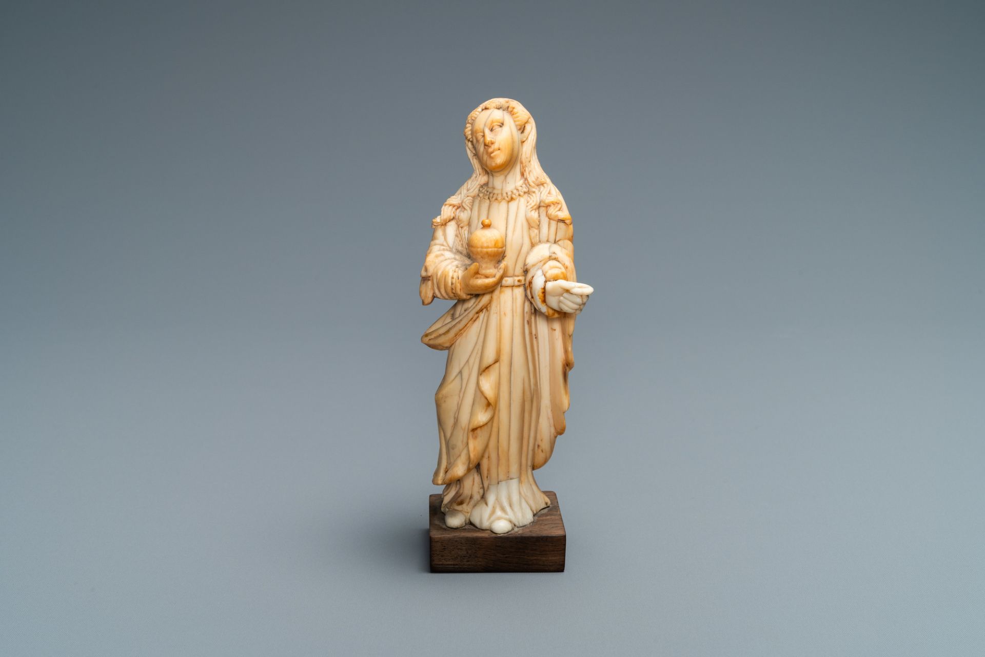 An Indo-Portuguese ivory figure of Mary Magdalen with an ointment jar, probably Goa, 17/18th C. - Image 2 of 7