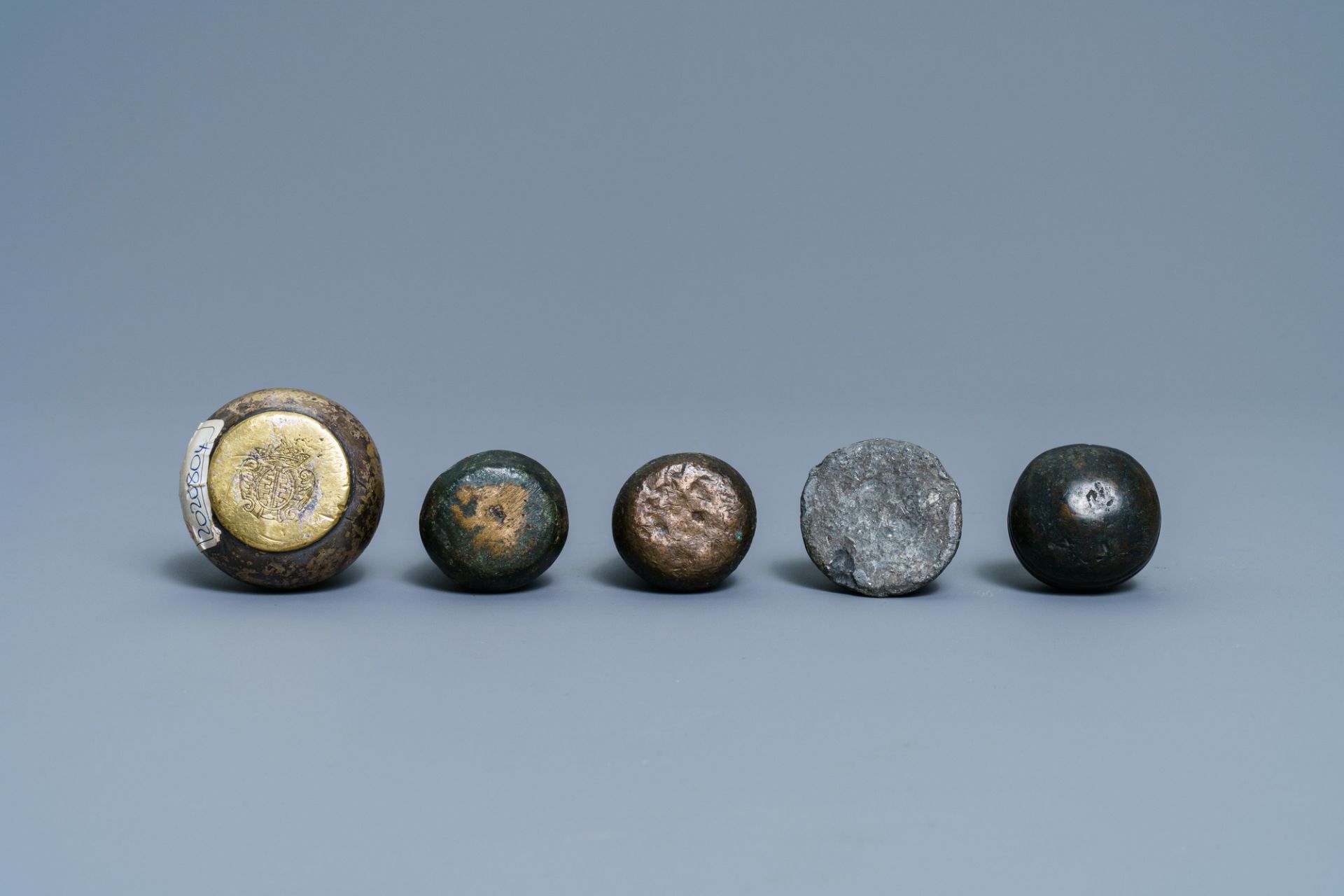 Fourteen bronze weights, France, 16/18th C. - Bild 13 aus 16