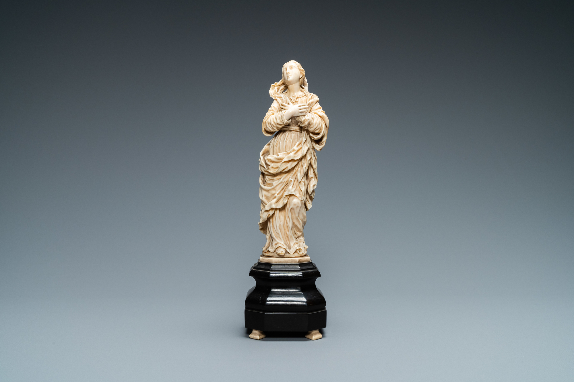 An ivory figure of a Madonna on wooden stand, Flanders or Germany, 17th C. - Image 2 of 7