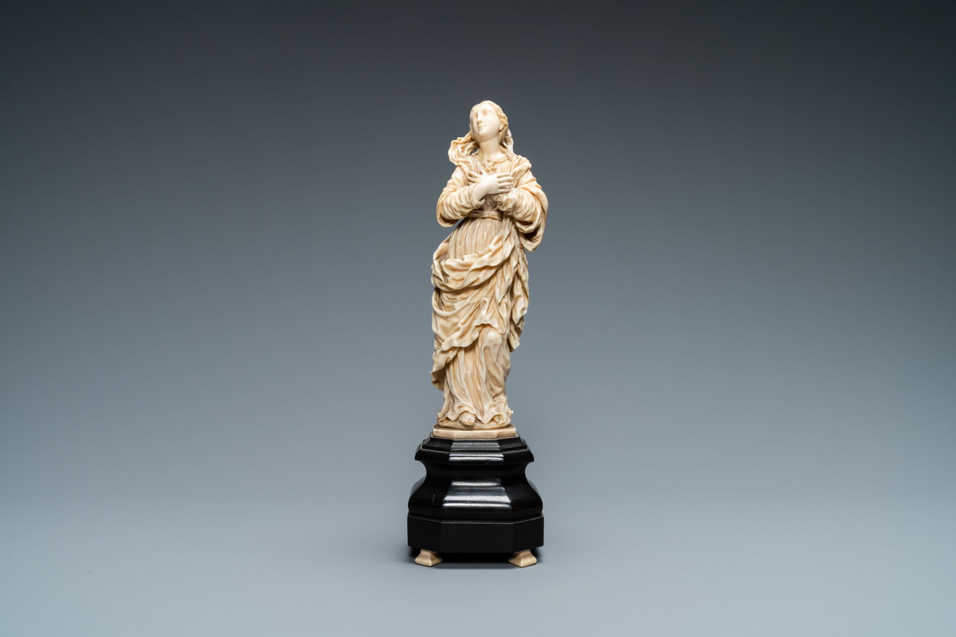 An ivory figure of a Madonna on wooden stand, Flanders or Germany, 17th C. - Bild 2 aus 7