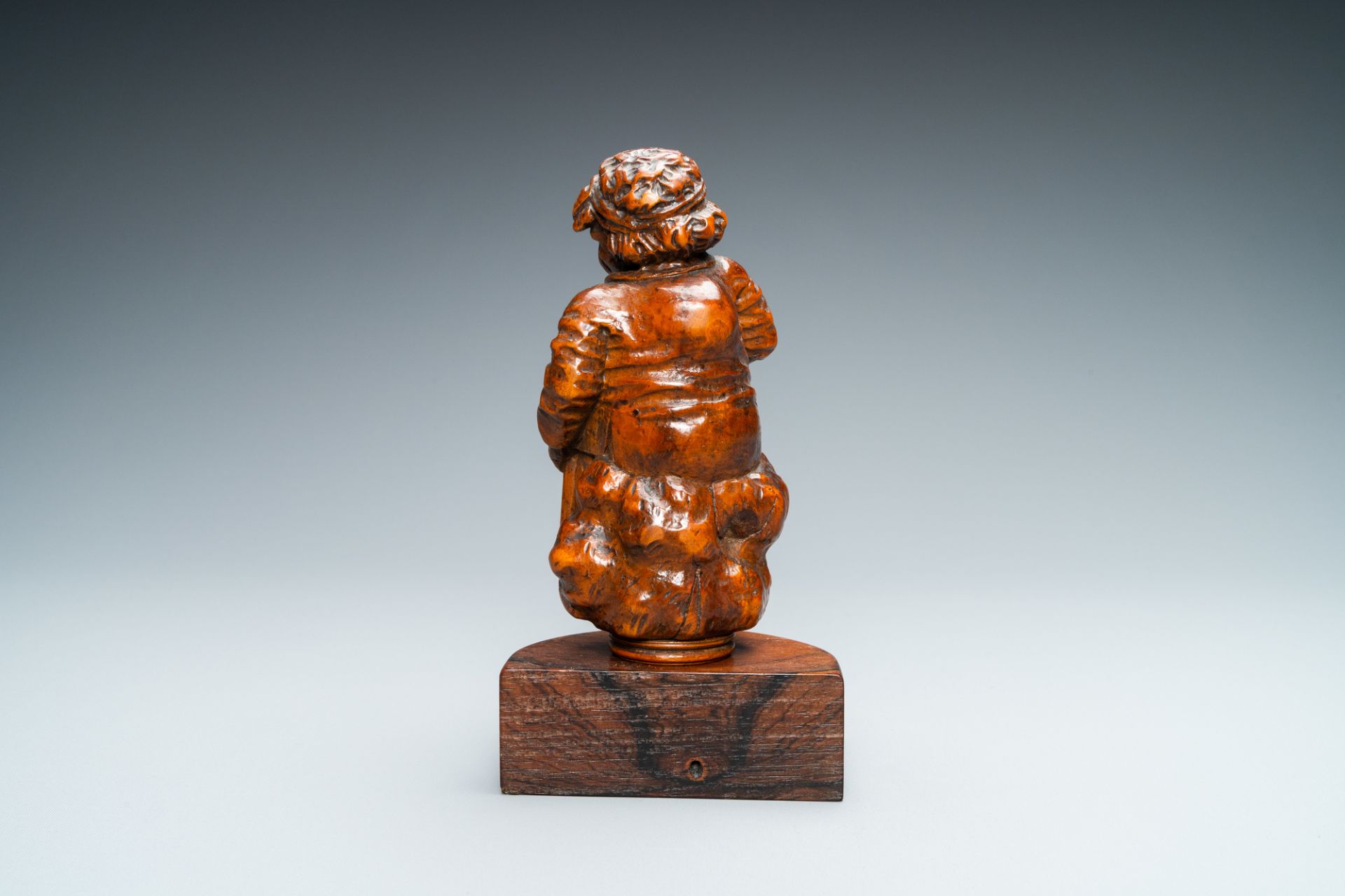 A boxwood figure of a beggar, Flanders, 17/18th C. - Image 4 of 7