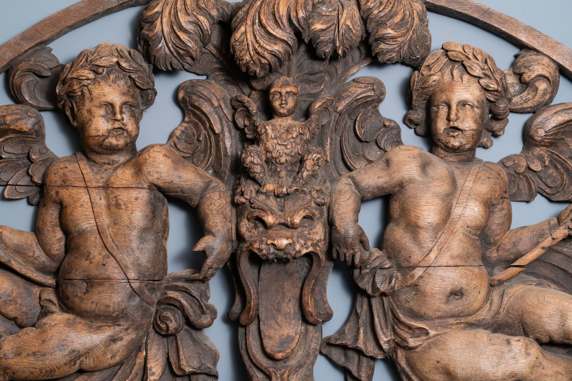 A reticulated carved oak fronton with two winged cherubs holding a horn, France, 17th C. - Bild 2 aus 4