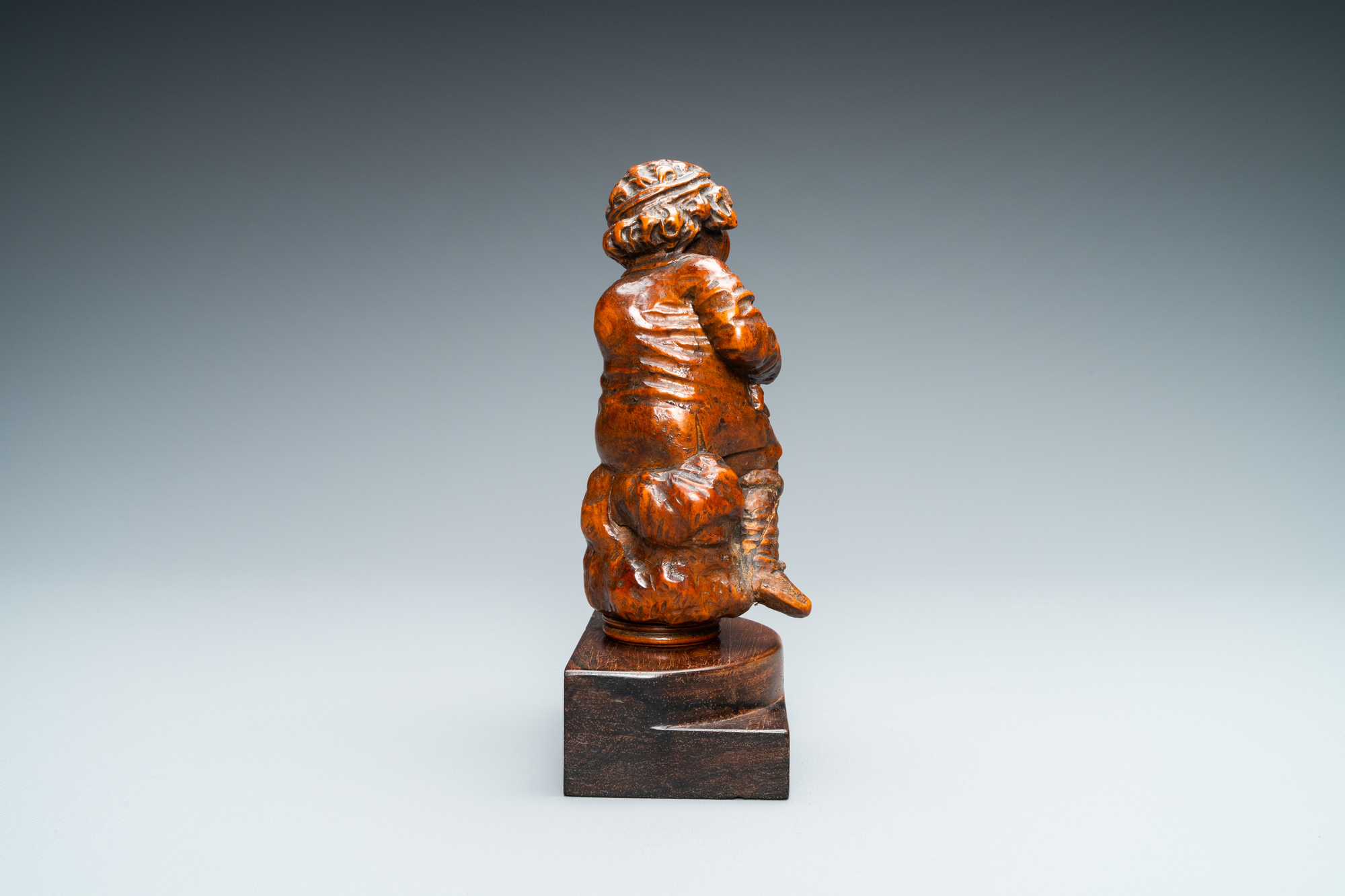 A boxwood figure of a beggar, Flanders, 17/18th C. - Image 5 of 7