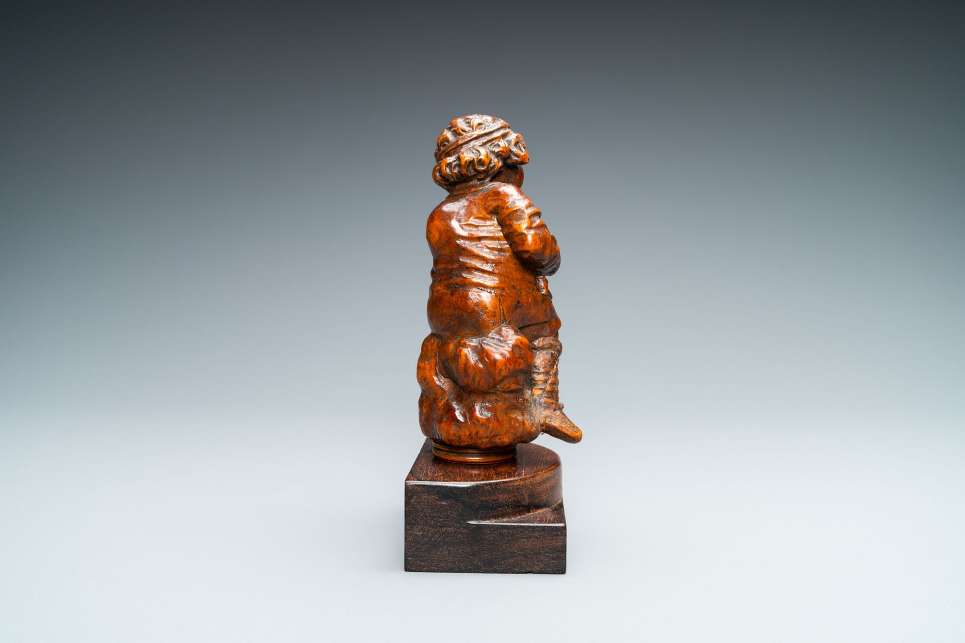 A boxwood figure of a beggar, Flanders, 17/18th C. - Image 5 of 7