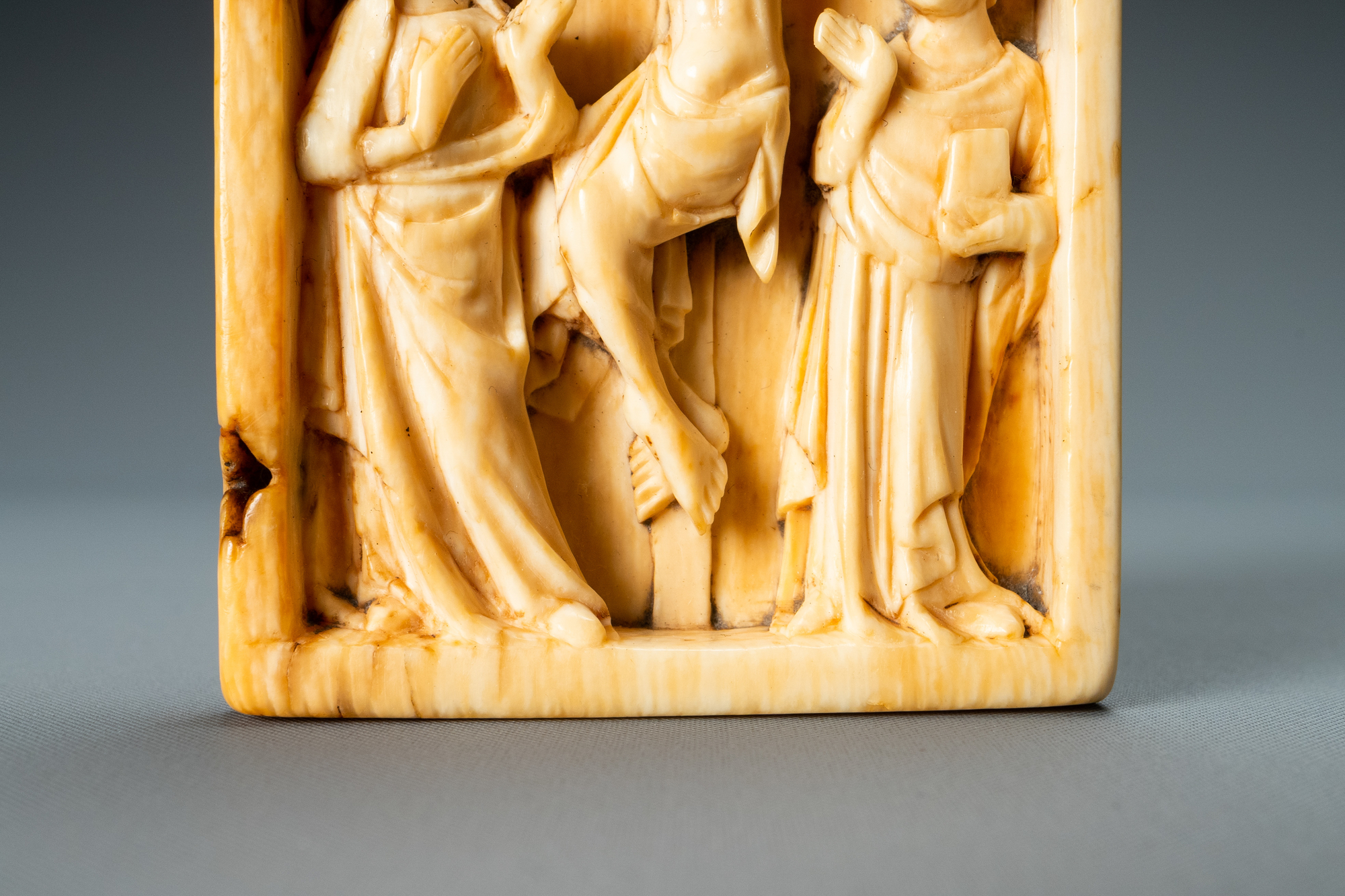 The right panel of an ivory 'Crucifixion' diptych, probably Paris, 14th C. - Image 9 of 9