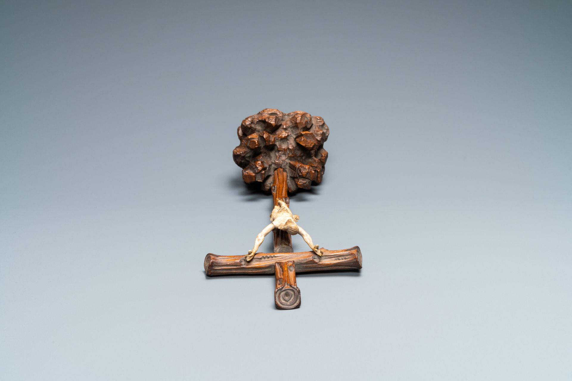 An ivory Corpus Christi on naturalistically carved wooden crucifix, probably France, 17/18th C. - Image 5 of 6