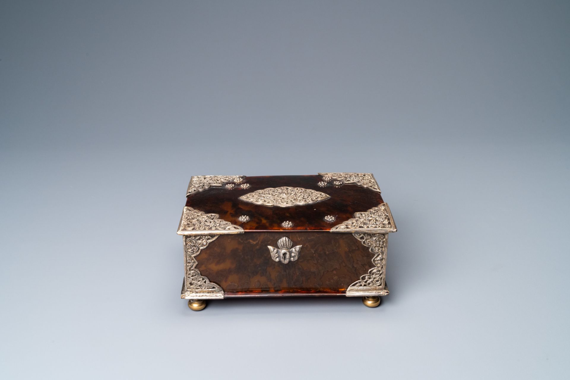 A Dutch colonial silver-mounted tortoise shell sirih casket, ca. 1700 - Image 3 of 10