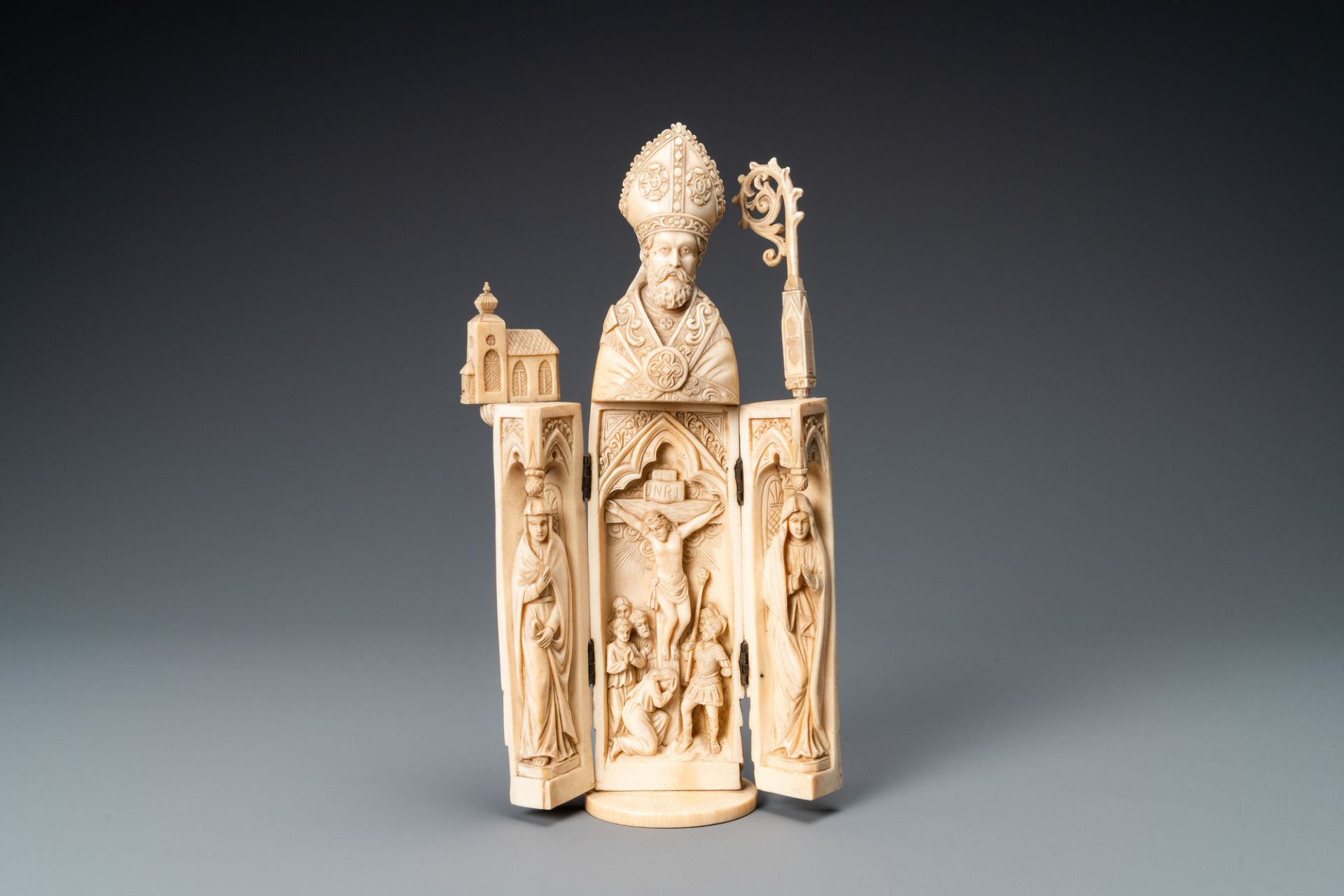 An ivory triptych figure depicting a bishop, Dieppe, France, 19th C. - Image 2 of 9