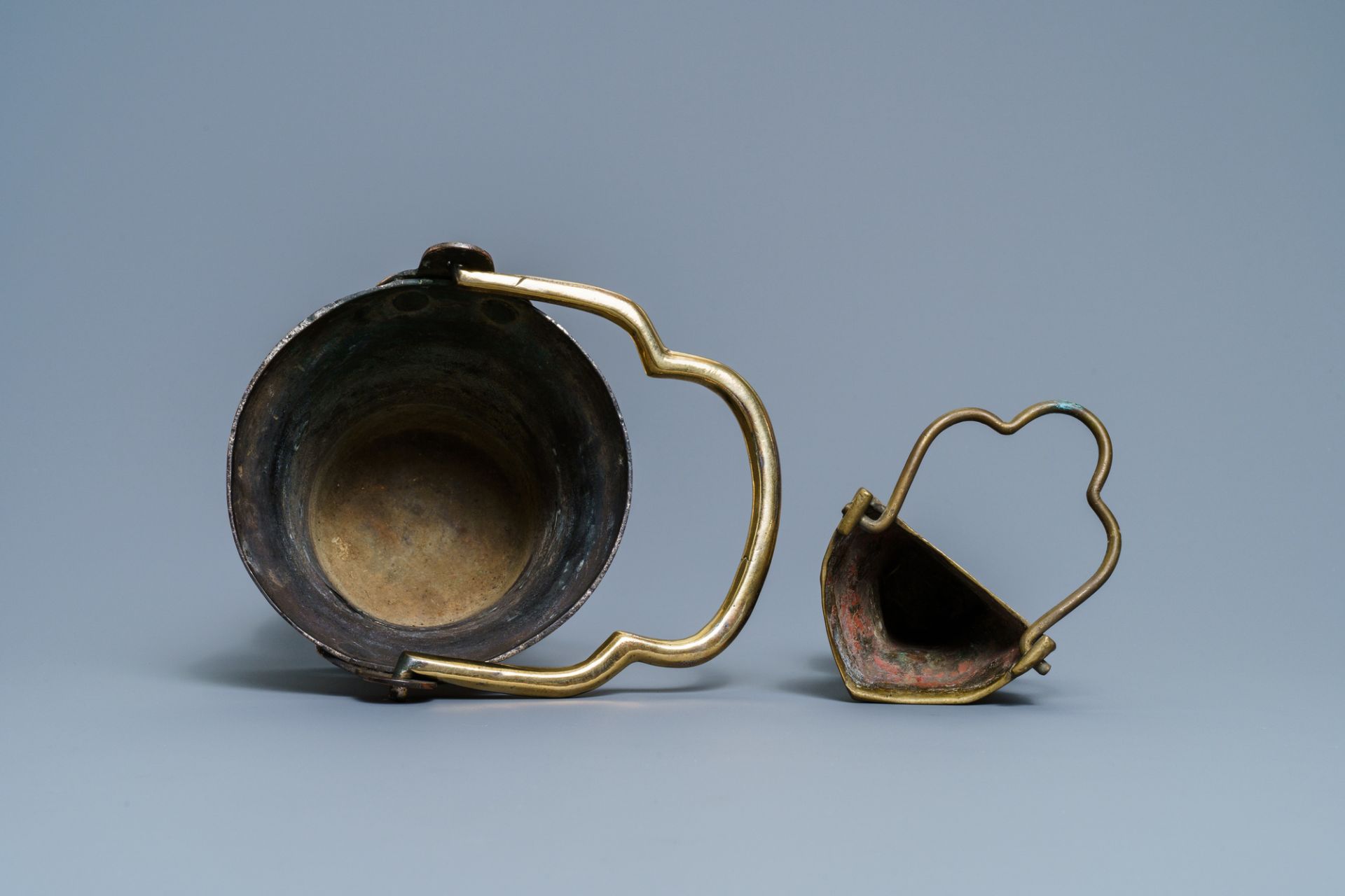 Two Flemish bronze holy water buckets, 1st half 16th C. - Bild 6 aus 7