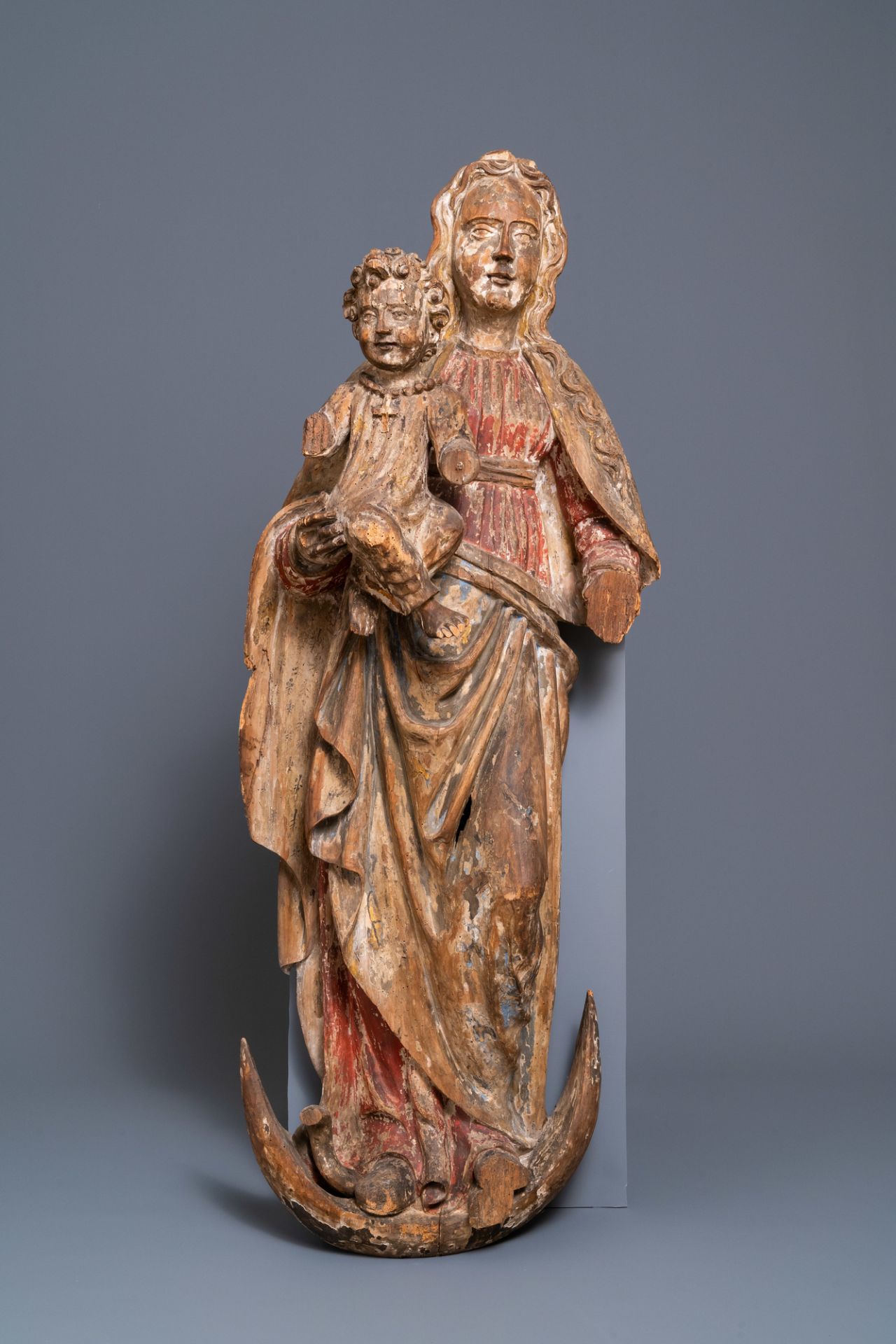 A large polychromed limewood figure of a Madonna with child, Germany, 15th C. - Bild 2 aus 7