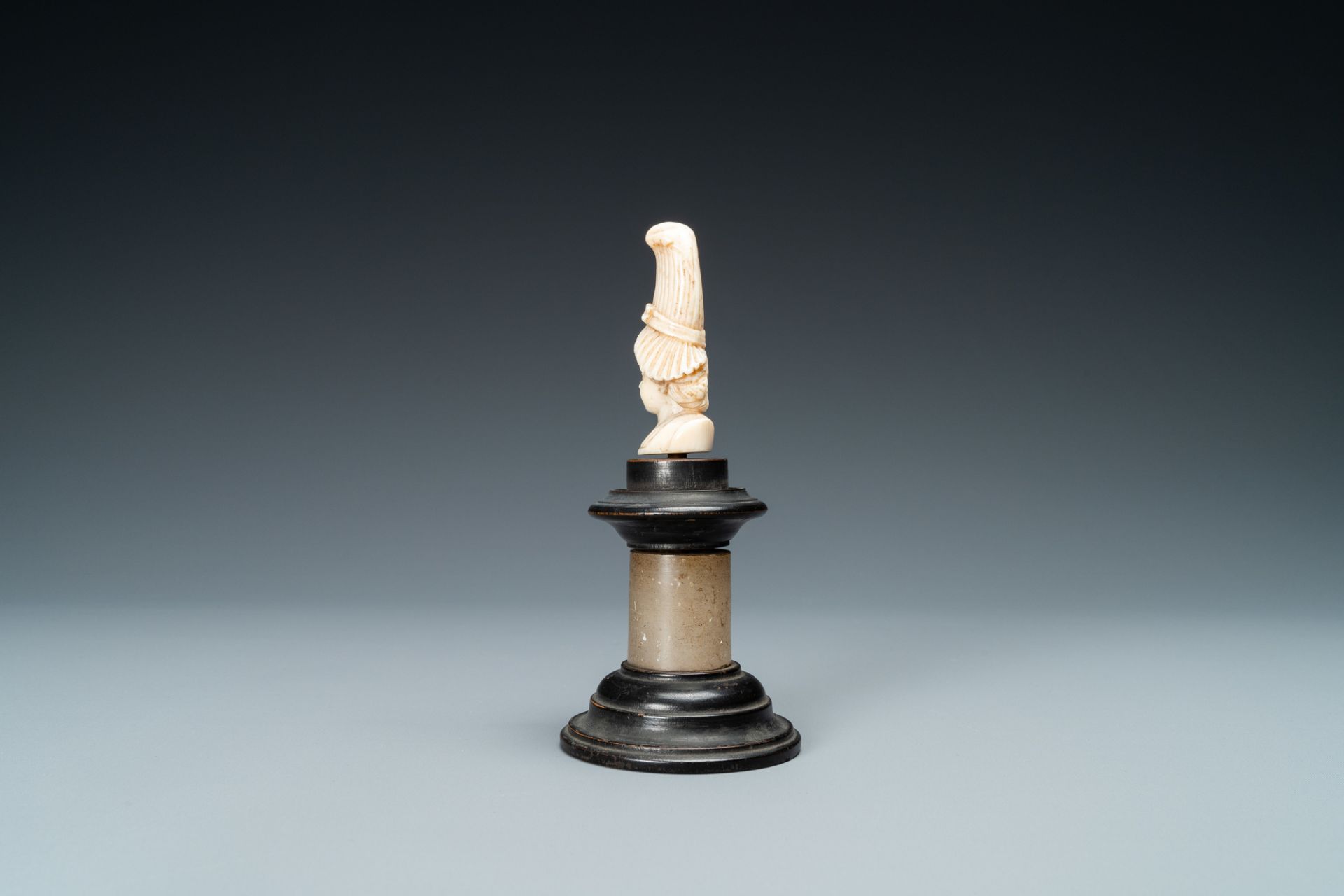 An ivory bust of a lady with a raised hairdress, 19th C. - Image 3 of 7