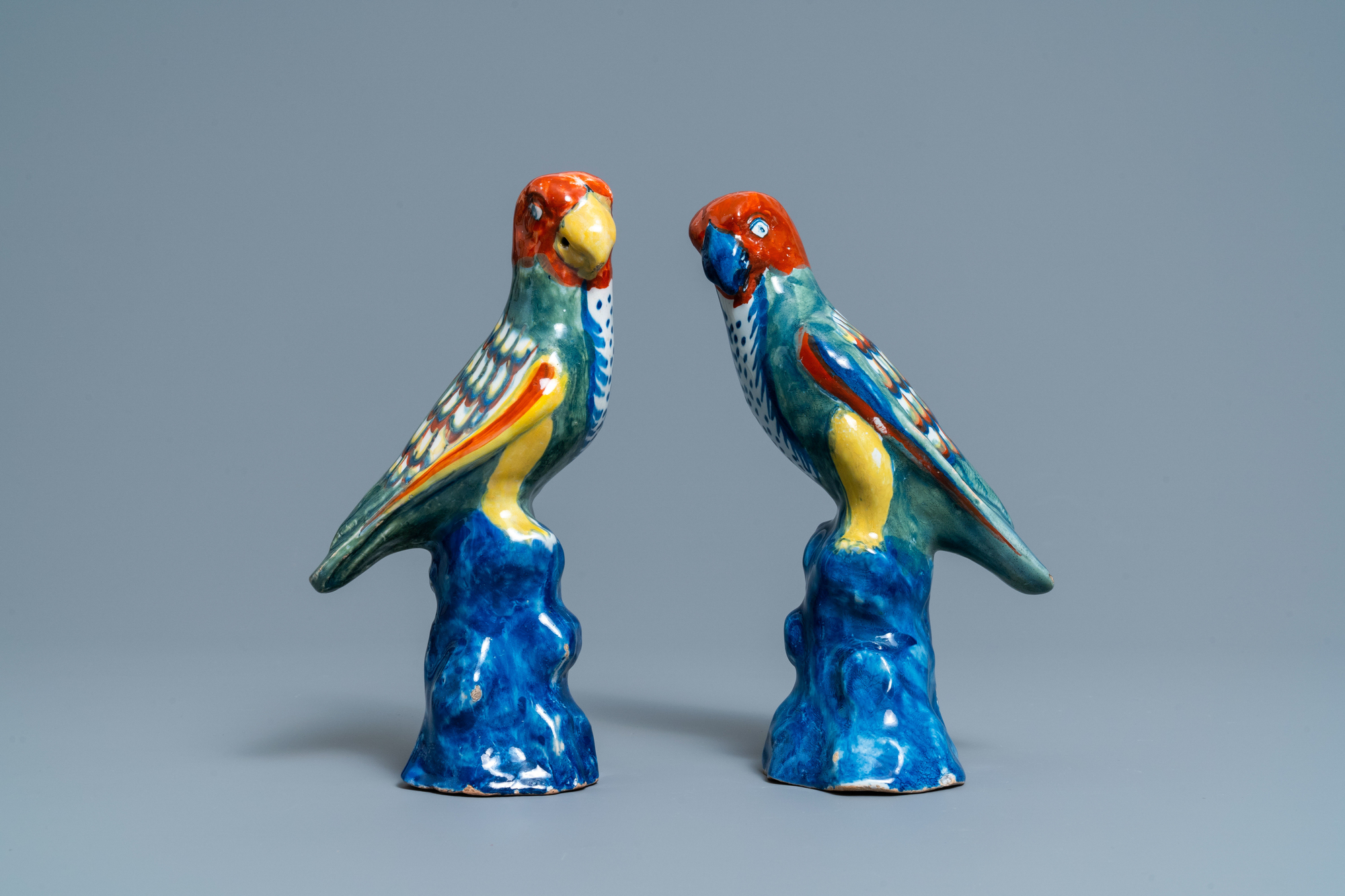 A pair of polychrome Dutch Delft models of parrots, 18th C. - Image 3 of 8