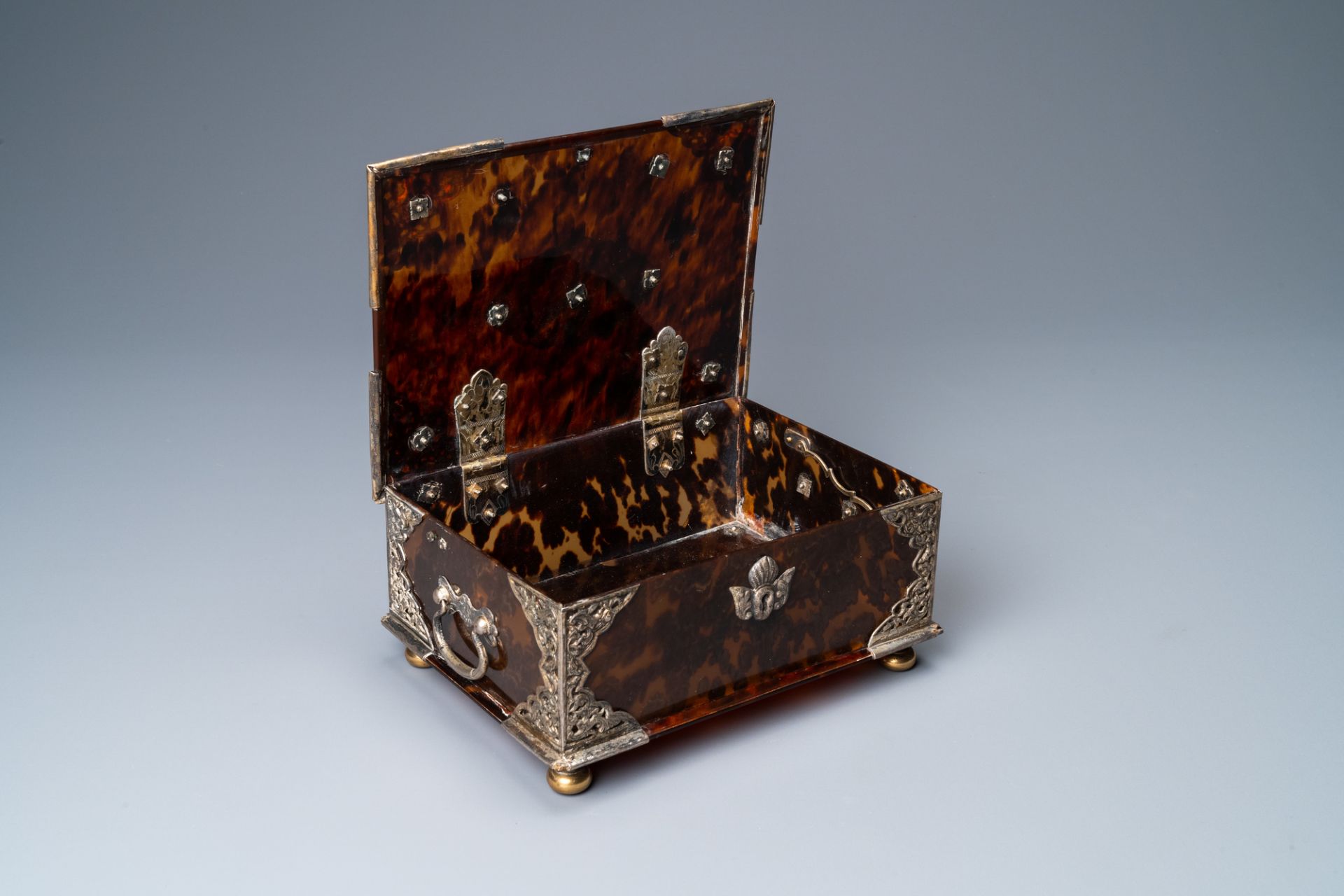 A Dutch colonial silver-mounted tortoise shell sirih casket, ca. 1700 - Image 2 of 10