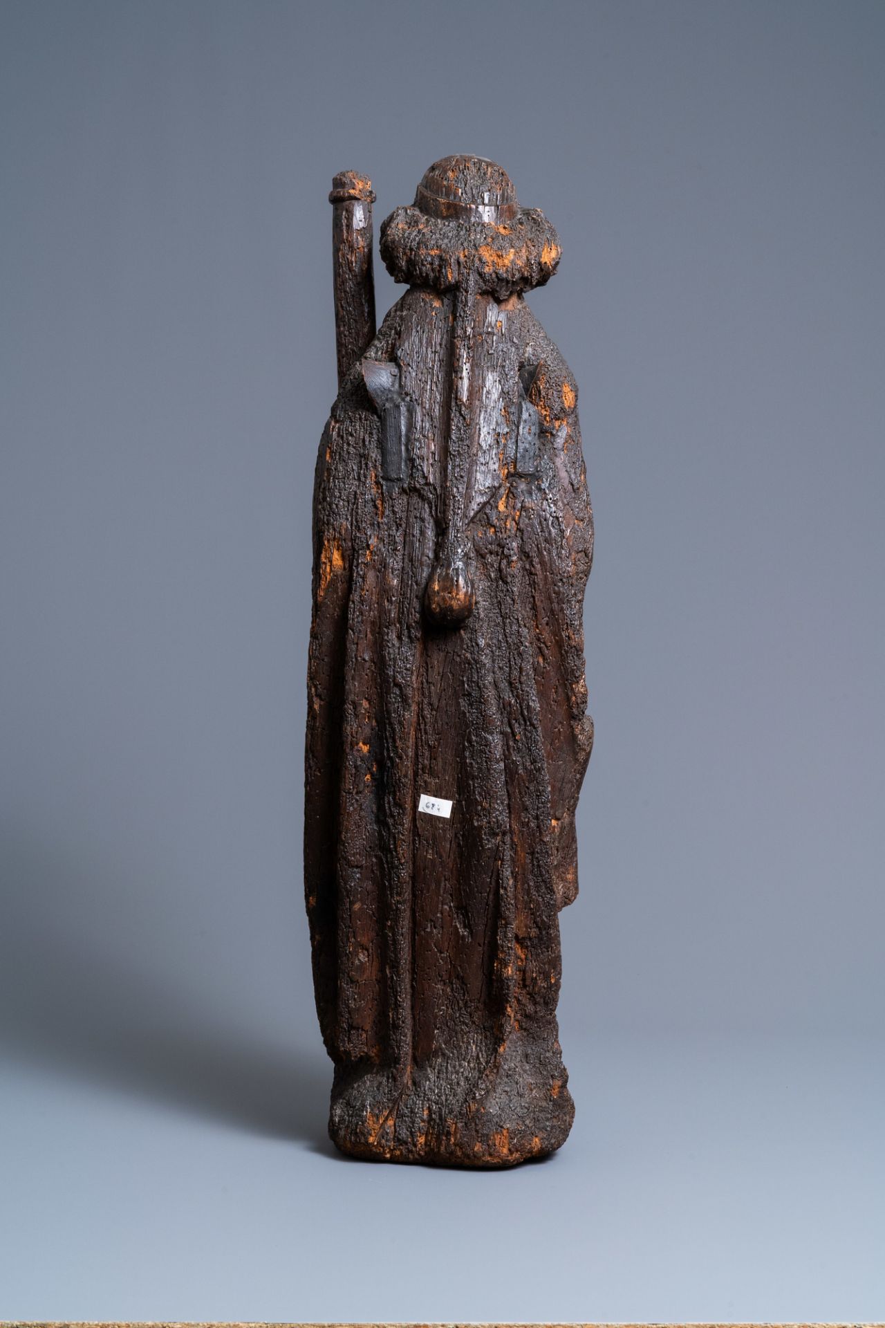 An oak figure of an angel holding the Instruments of the Passion, Brabant region, Southern Netherlan - Image 5 of 8