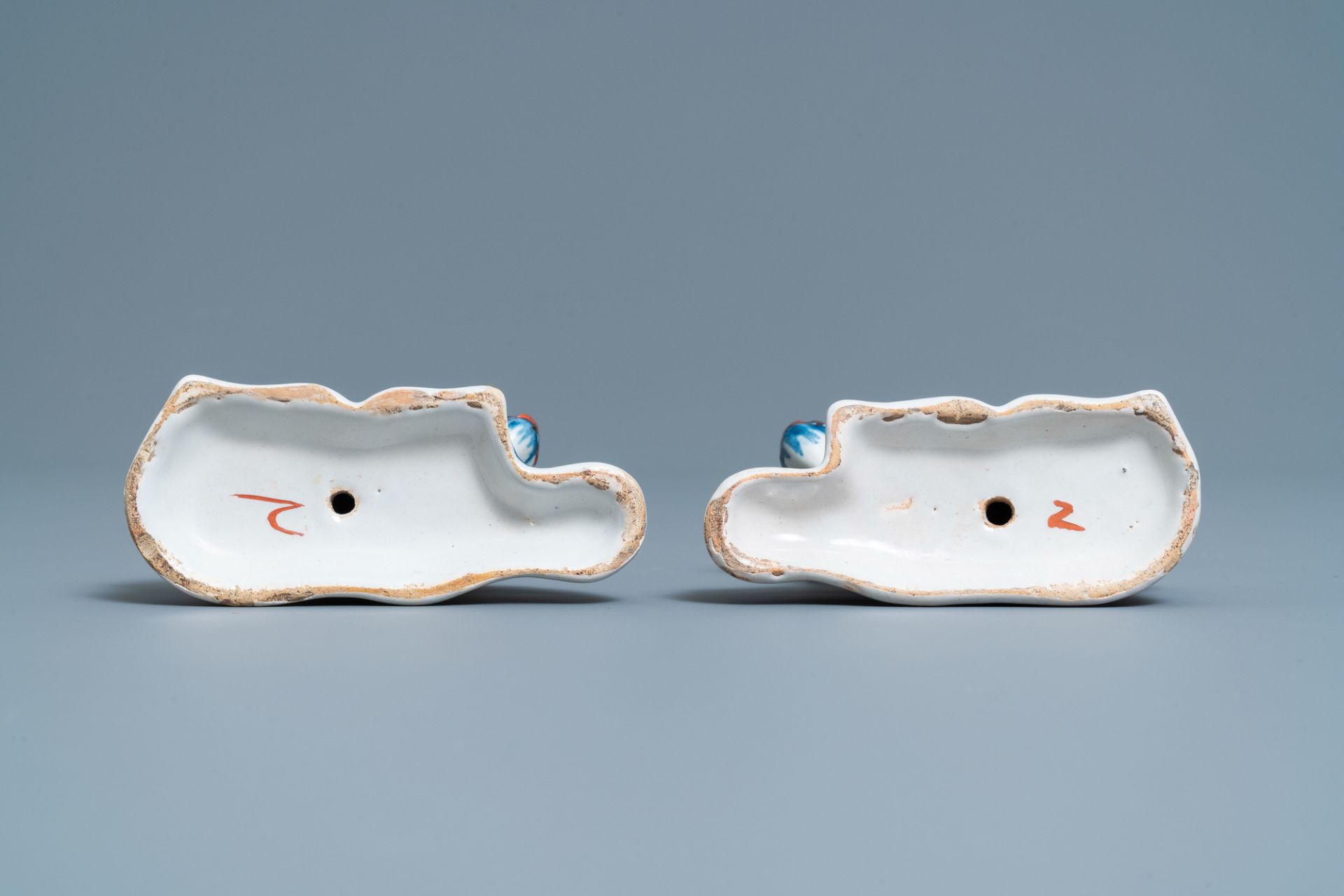 A pair of polychrome Dutch Delft models of cows, 18th C. - Bild 13 aus 14