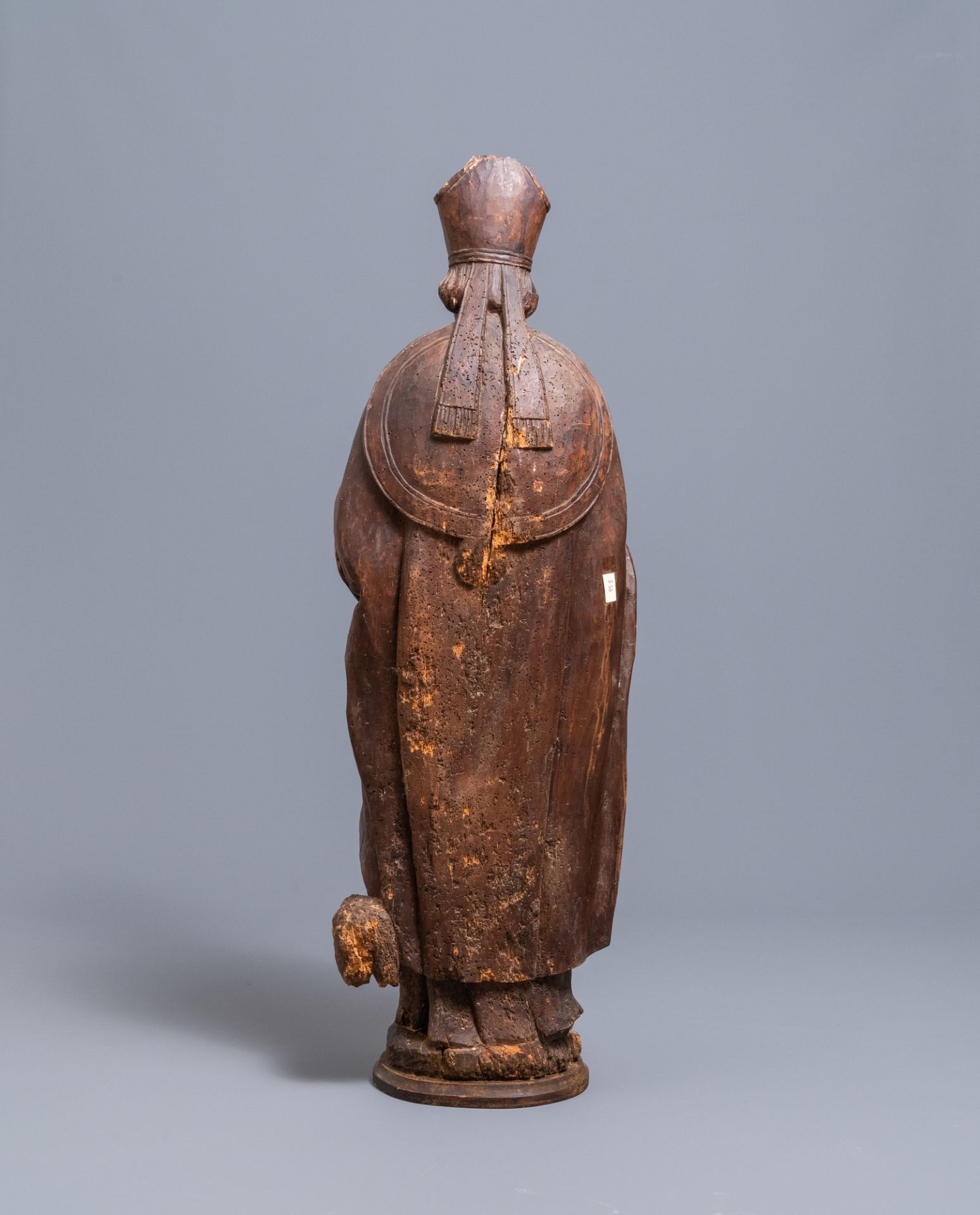 A large limewood figure of a bishop, 18th C. - Image 5 of 7