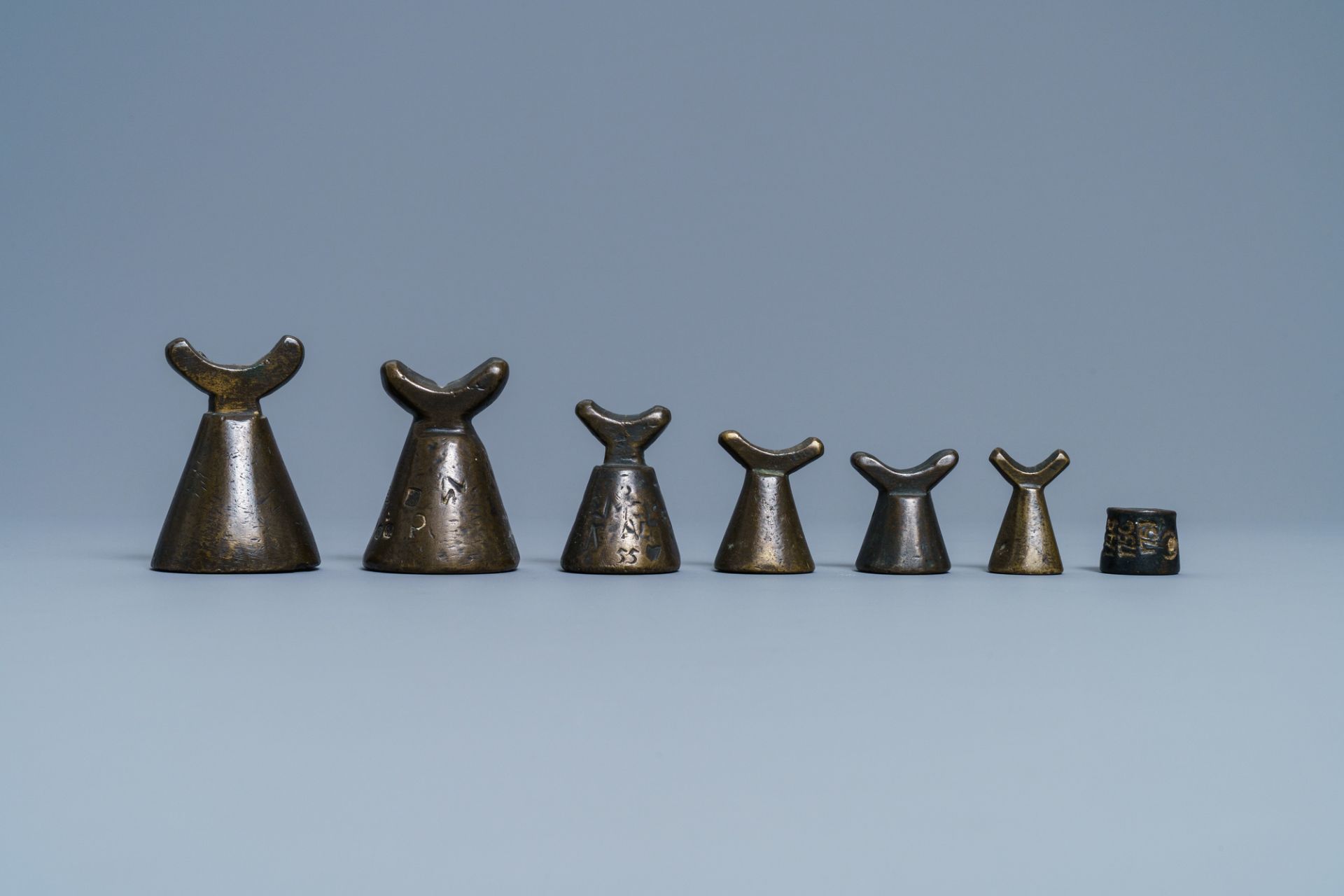 Fourteen bronze weights, France, 16/18th C. - Bild 4 aus 16