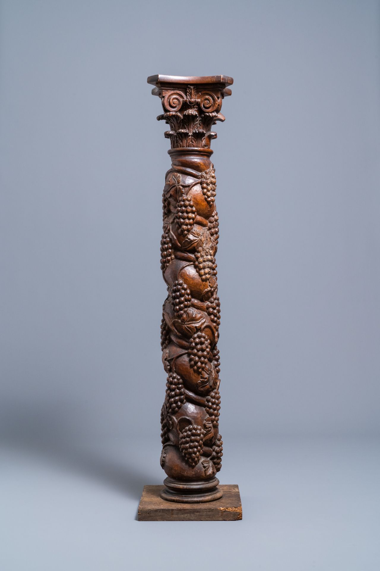 A carved walnut Ionic column with grapevines, 17th C. - Image 2 of 7