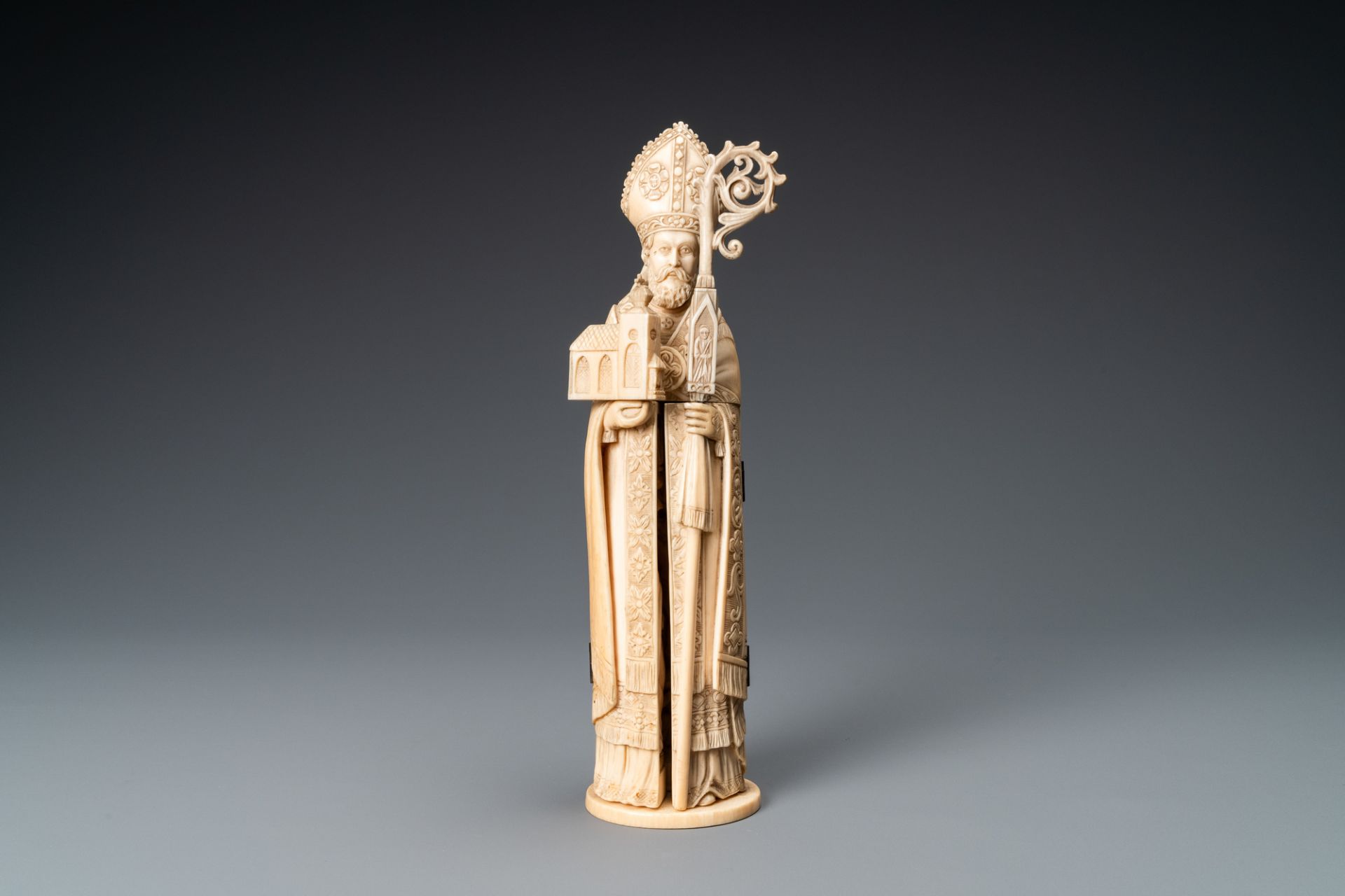 An ivory triptych figure depicting a bishop, Dieppe, France, 19th C. - Image 4 of 9