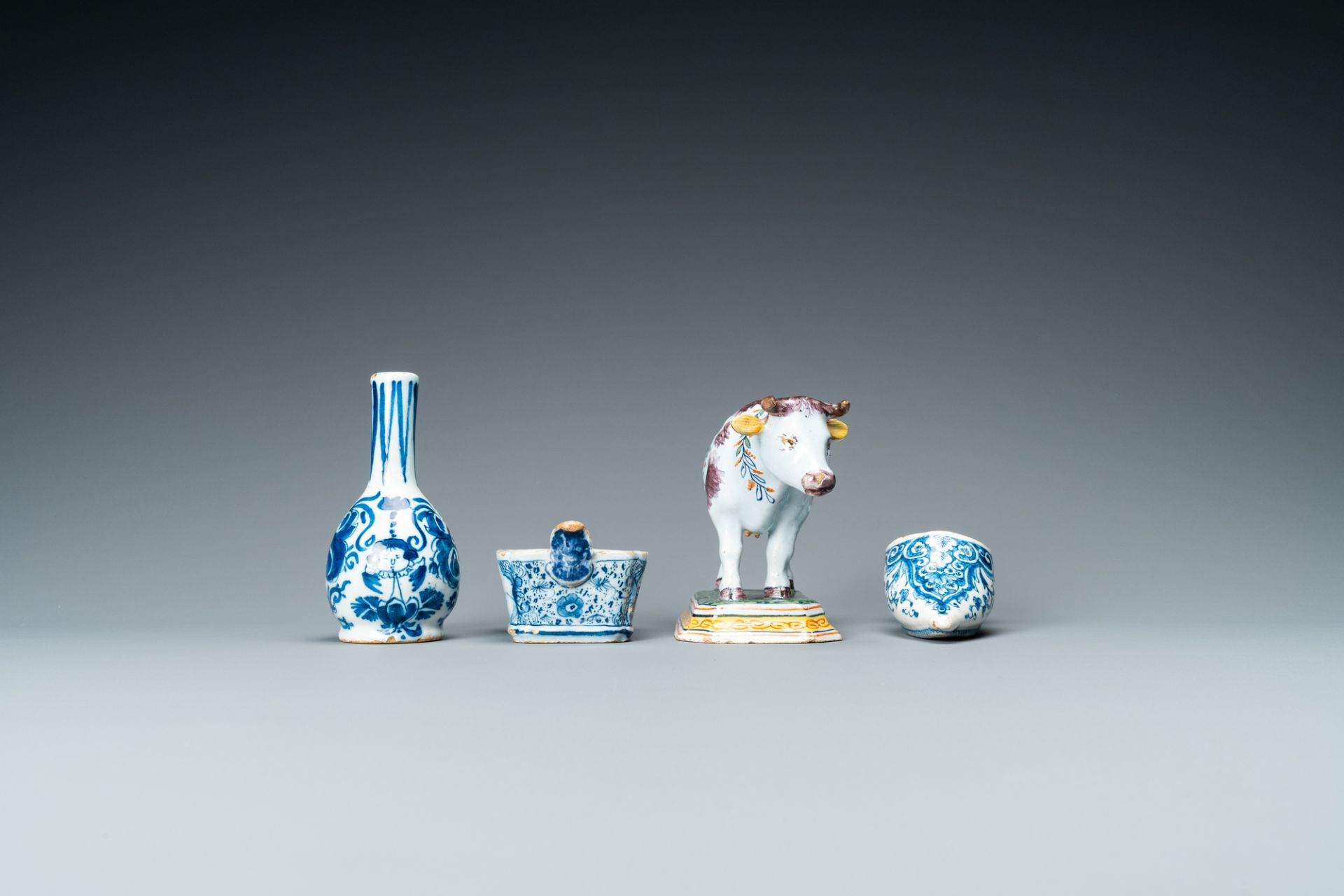 A varied collection of blue and white and polychrome Delftware, 18/19th C. - Bild 6 aus 14