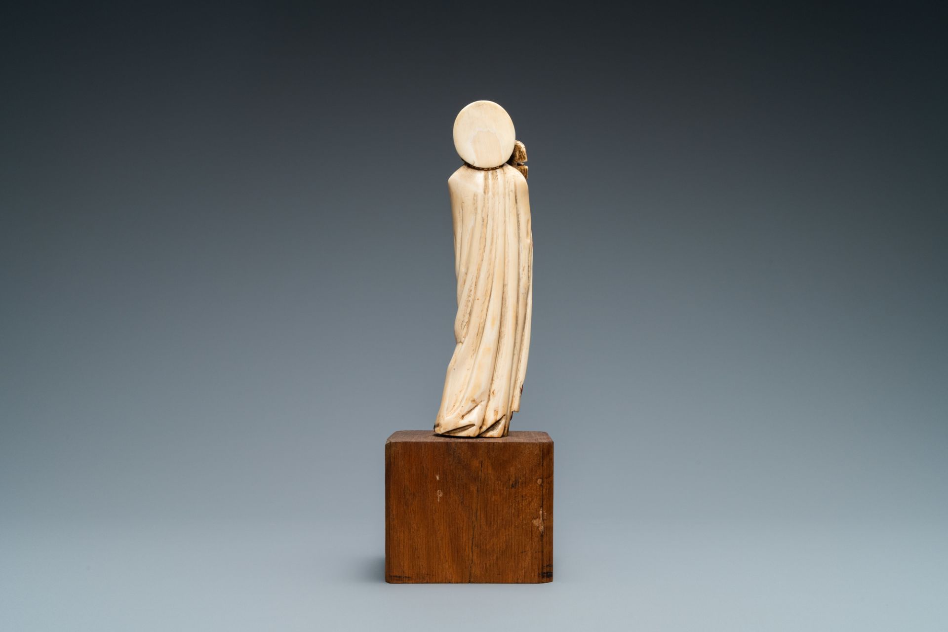 A polychromed ivory figure of Saint Peter, 19th C. - Image 4 of 7