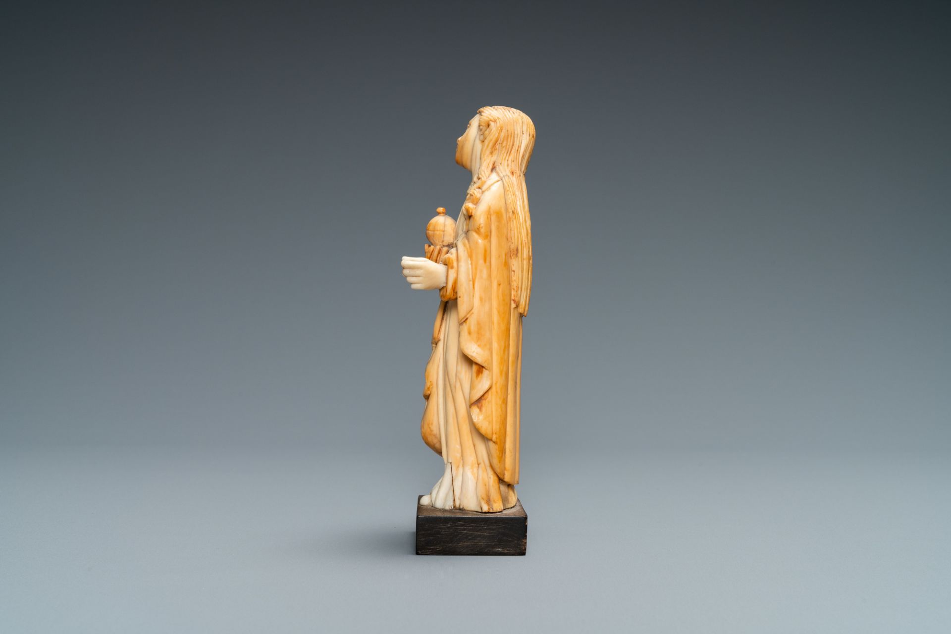 An Indo-Portuguese ivory figure of Mary Magdalen with an ointment jar, probably Goa, 17/18th C. - Image 4 of 7